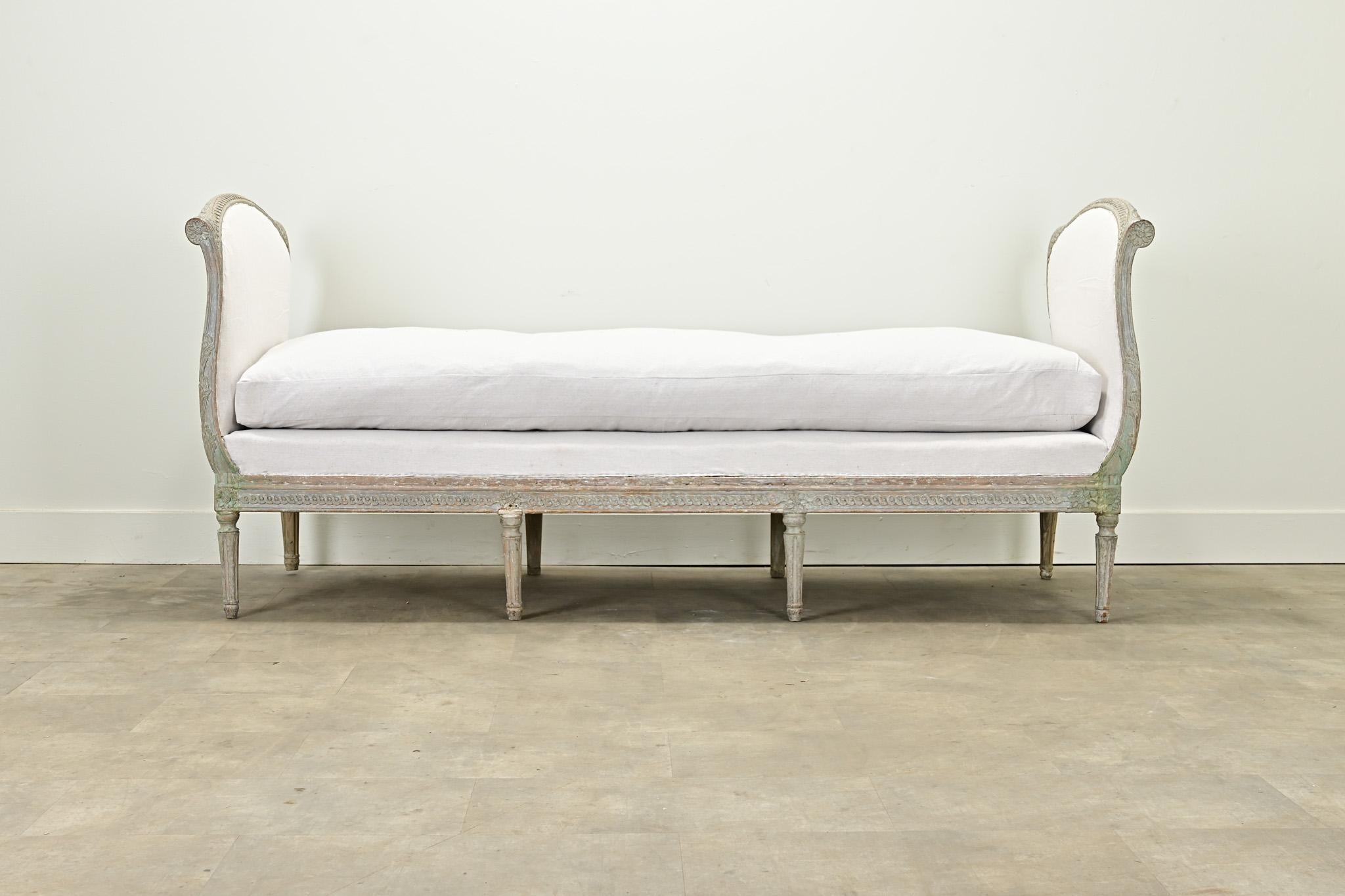 Large Gustavian 18th Century Painted Daybed Sueco en venta