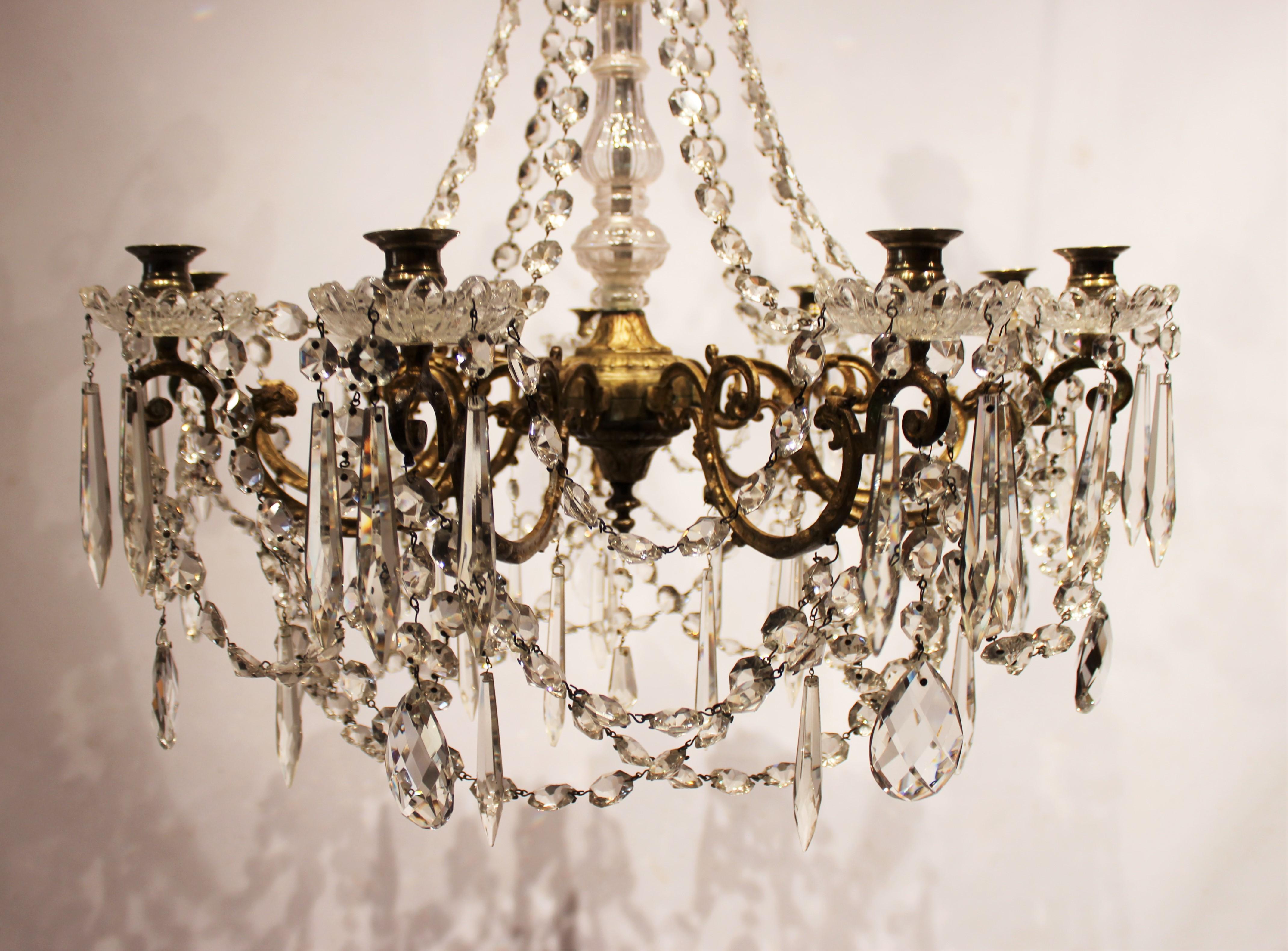 Large Gustavian chandelier of prisms and lyre gilded bronze, circa 1840s-1860s. The chandelier is in great vintage condition.