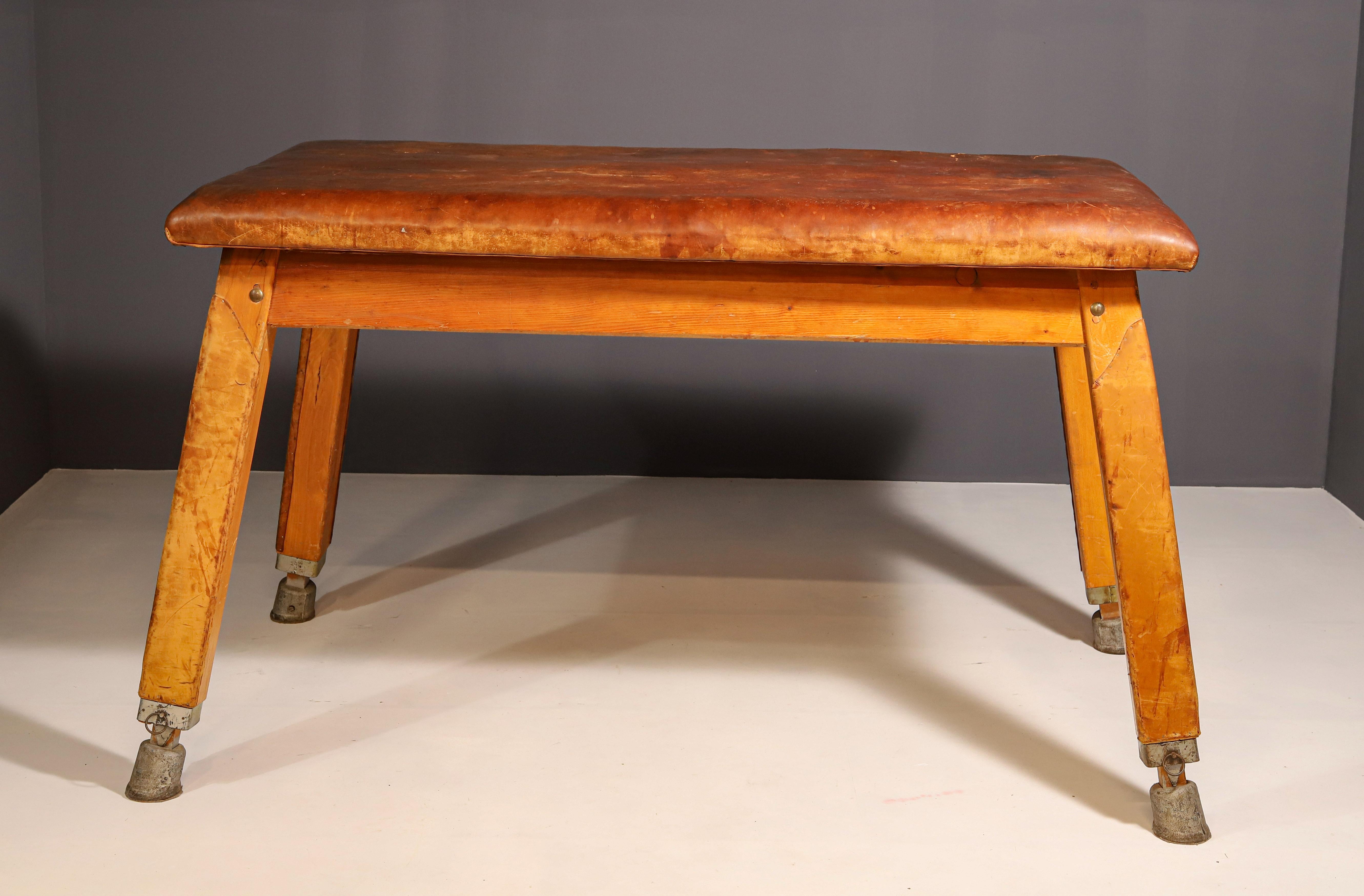 Gran banco de gimnasia de los años 50. Puede utilizarse como mesa de comedor o central en tu habitación. Este antiguo banco de gimnasia se fabricó en la antigua Checoslovaquia y está hecho de cuero, madera y hierro.
Tiene una pátina muy bonita.