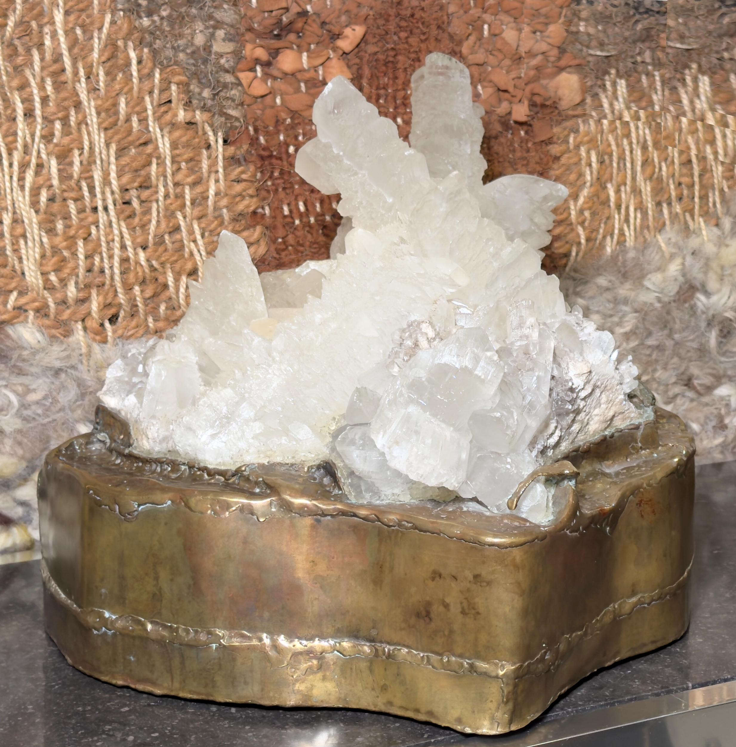 Grande scultura illuminante di Richard Faure, composta da un blocco di gesso Arrow del Sahara incastonato in una cornice di ottone patinato lavorato a mano.
Francia, circa 1980. Pezzo unico.

Biografia

Scultore artistico di metalli, Richard Faure
