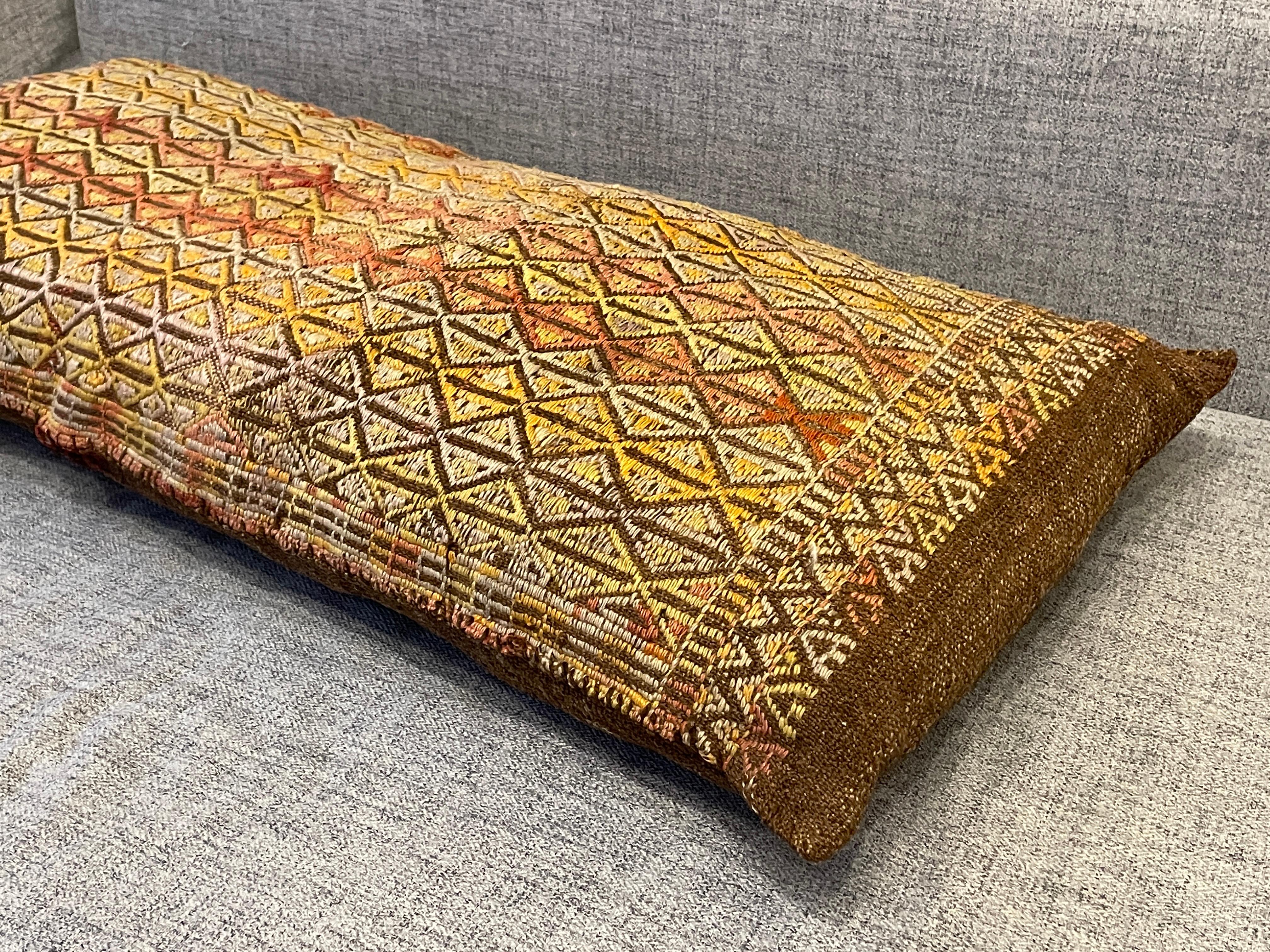 Grand coussin de broderie de tapis ou sac à sel turc oriental gitan Bon état - En vente à Nuernberg, DE