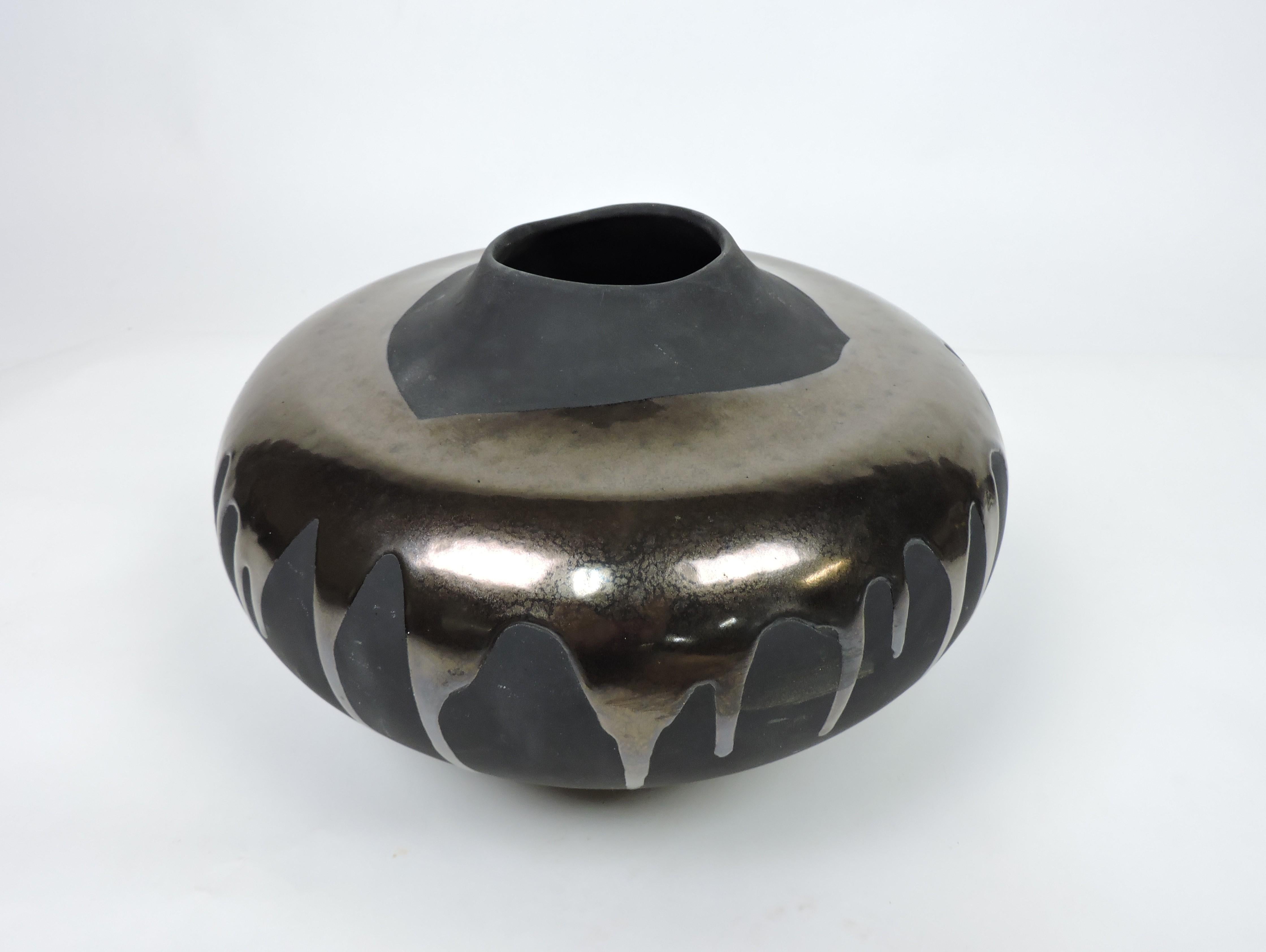 Große und beeindruckende Vase mit japanischem Einfluss von Haeger. Dieses Gefäß aus den 1980er Jahren hat eine bauchige Form mit einer leicht unregelmäßigen Öffnung und ist mit einer anthrazitfarbenen, matten und bronzefarbenen Tropfglasur