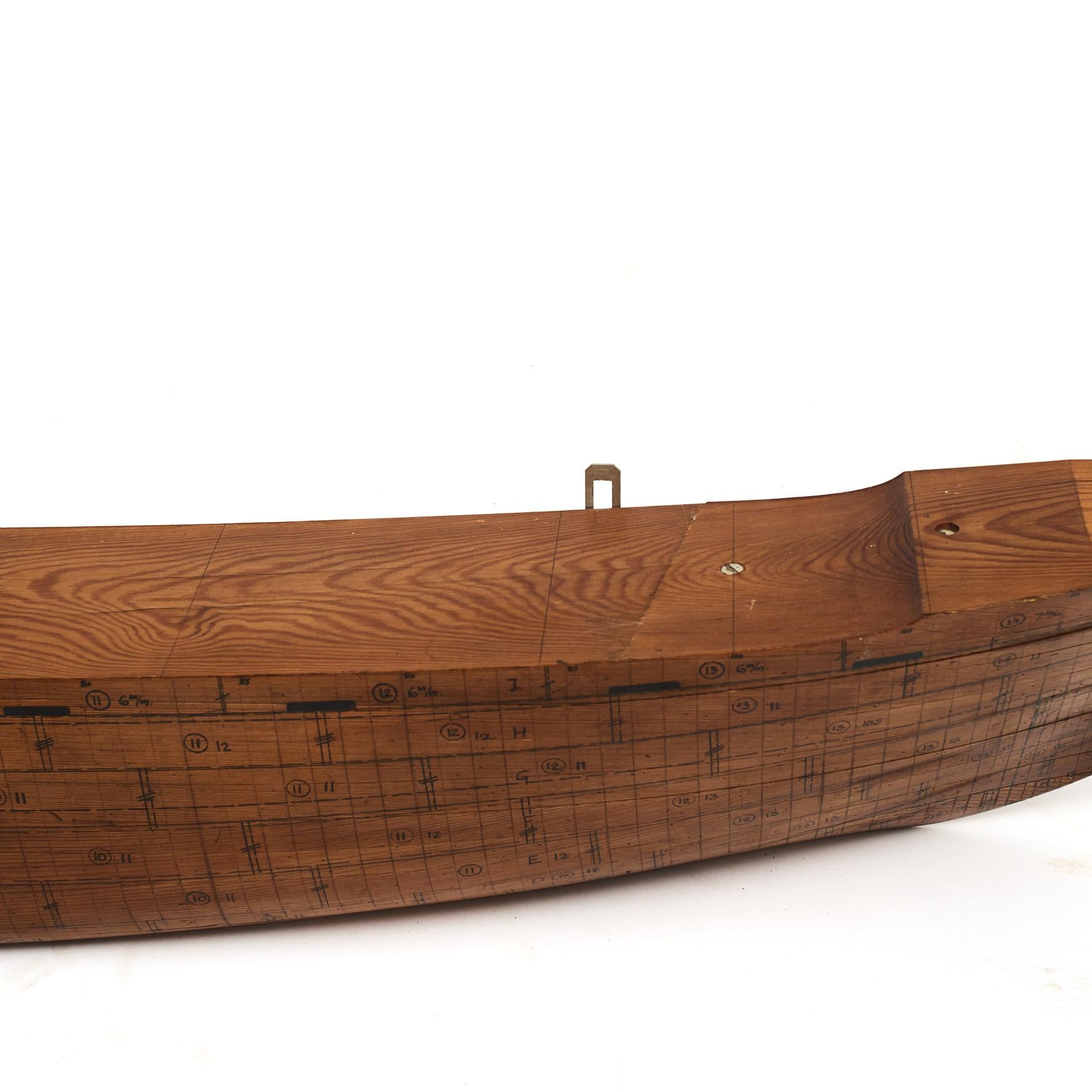Grand modèle de demi-coque d'un constructeur naval danois.
Construit en bois de pin annoté avec des détails de construction.
Provenant d'un chantier naval danois, vers les années 1920-1930.
Etat d'origine intact, bonne patine.