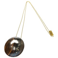 Grand pendentif demi-sphérique en bois de rose et diamants sur collier en or jaune 18 carats