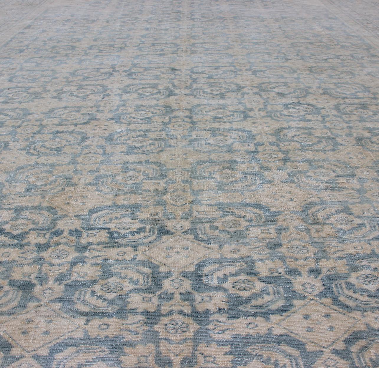 Laine Grand tapis Hamadan avec motif intégral en bleu clair et crème pâle en vente