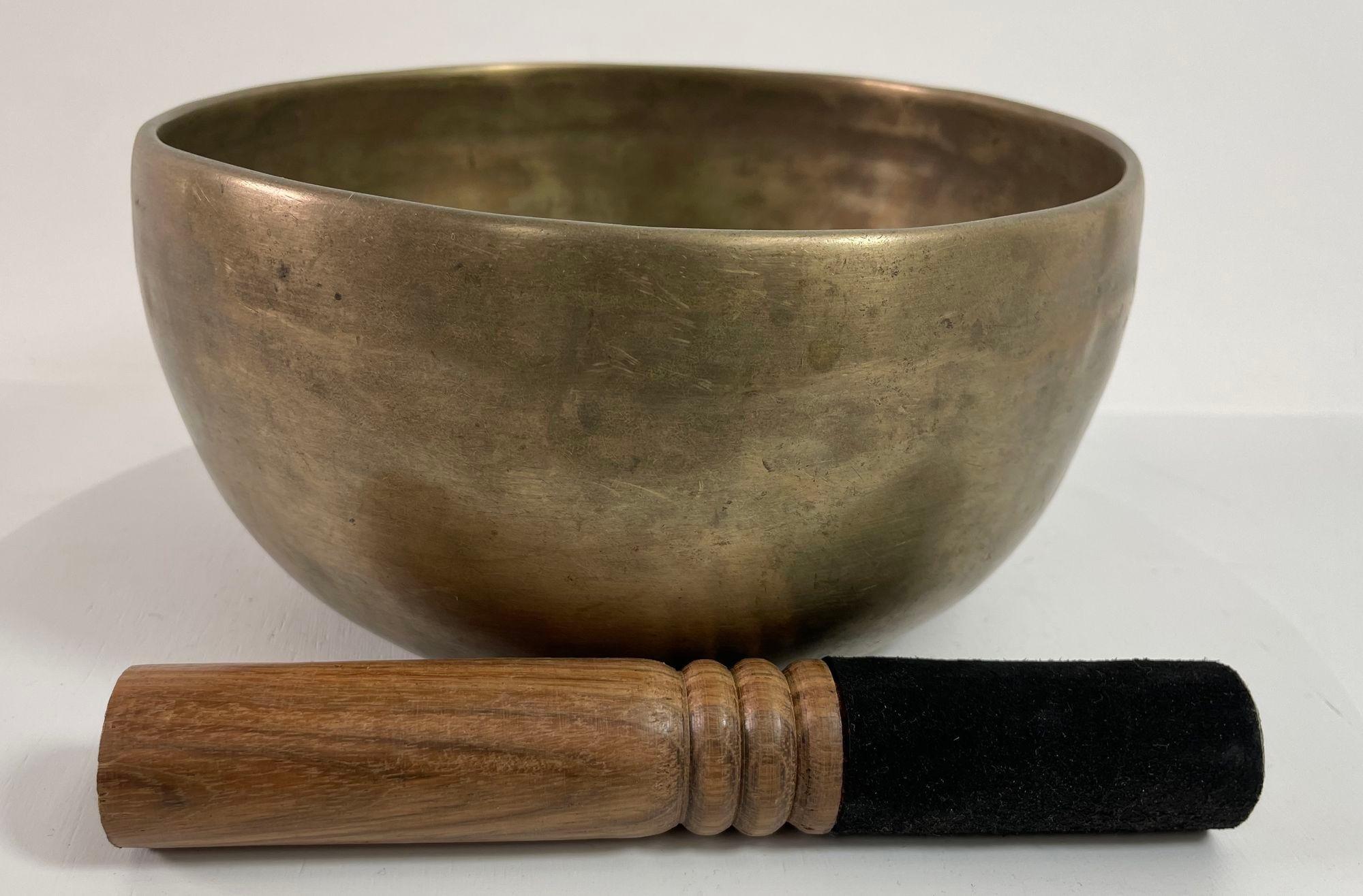 Large Hammered Brass Singing Bowl Nepal 1950s For Sale 5