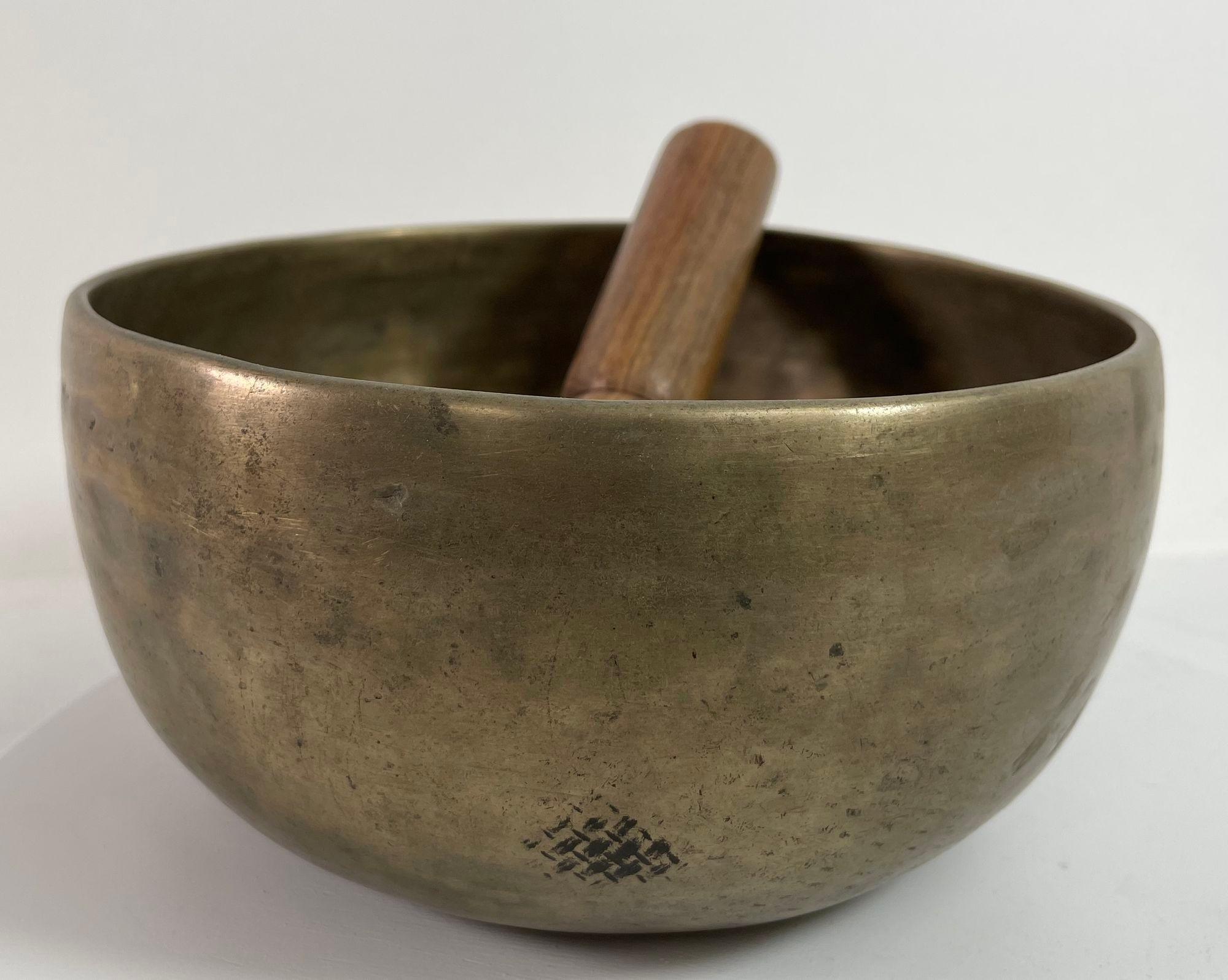 20th Century Large Hammered Brass Singing Bowl Nepal 1950s For Sale