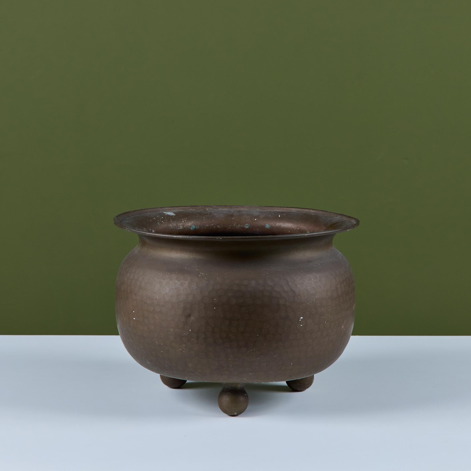 Crachoir impérial russe en laiton avec corps martelé arrondi et large bouche tulipe reposant sur trois pieds boules. Le récipient patiné peut être utilisé pour des arrangements floraux ou un décor.

Dimensions
13,25