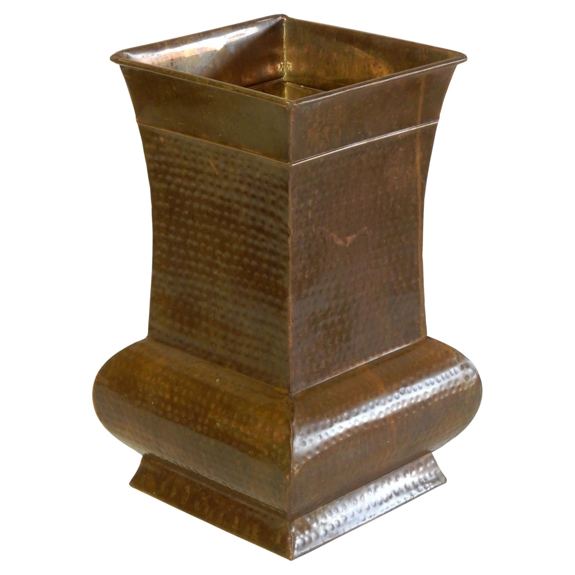 Très grand porte-parapluie/vase en laiton martelé.
Belle patine chaude et vieillie. Peut contenir une douzaine de parapluies/canes.
Non signé ou marqué. Circa 1960's, Hong Kong.
Il mesure 21