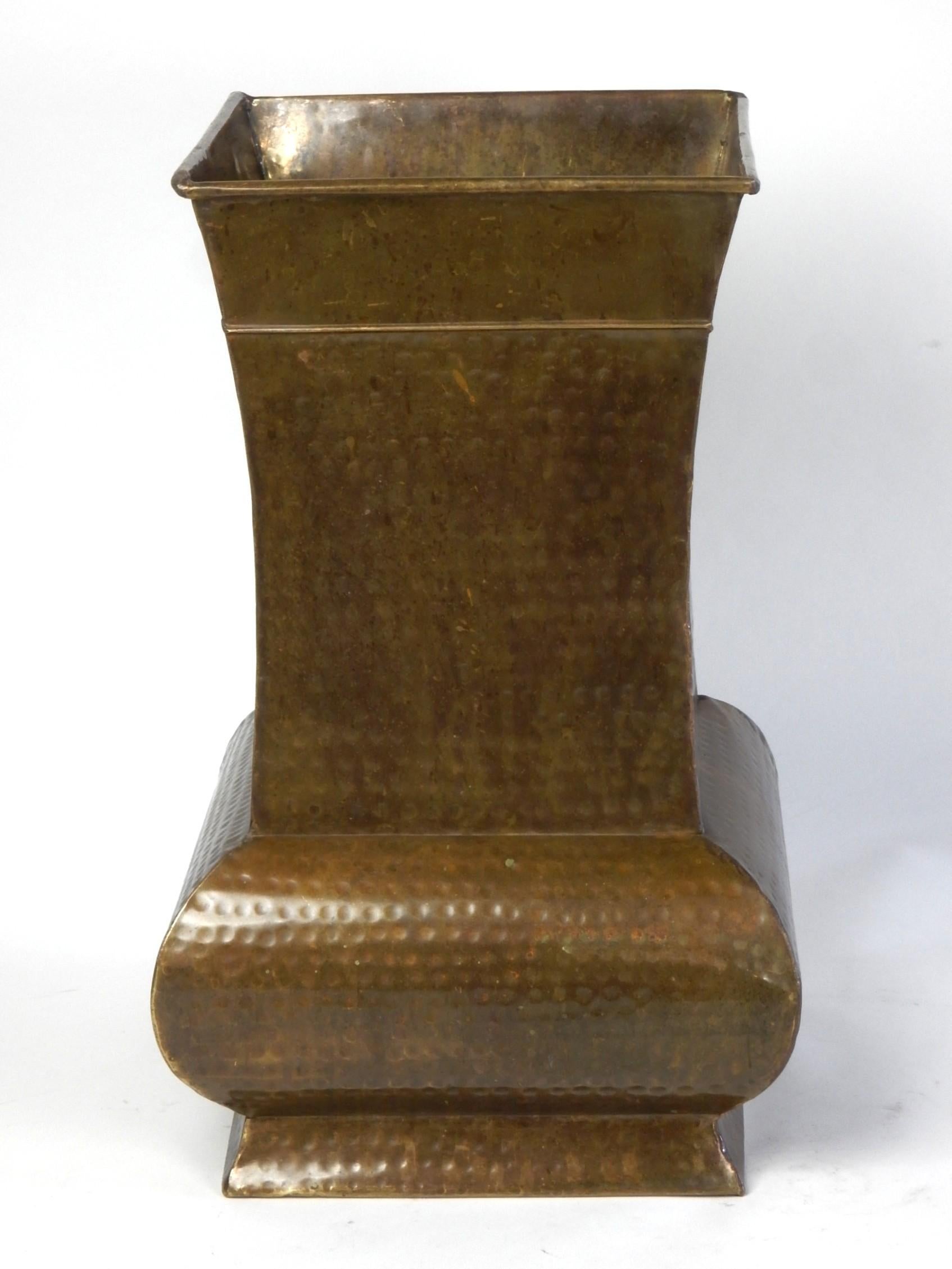 Milieu du XXe siècle Grand porte-parapluie en laiton Hammer Stand ou vase en vente