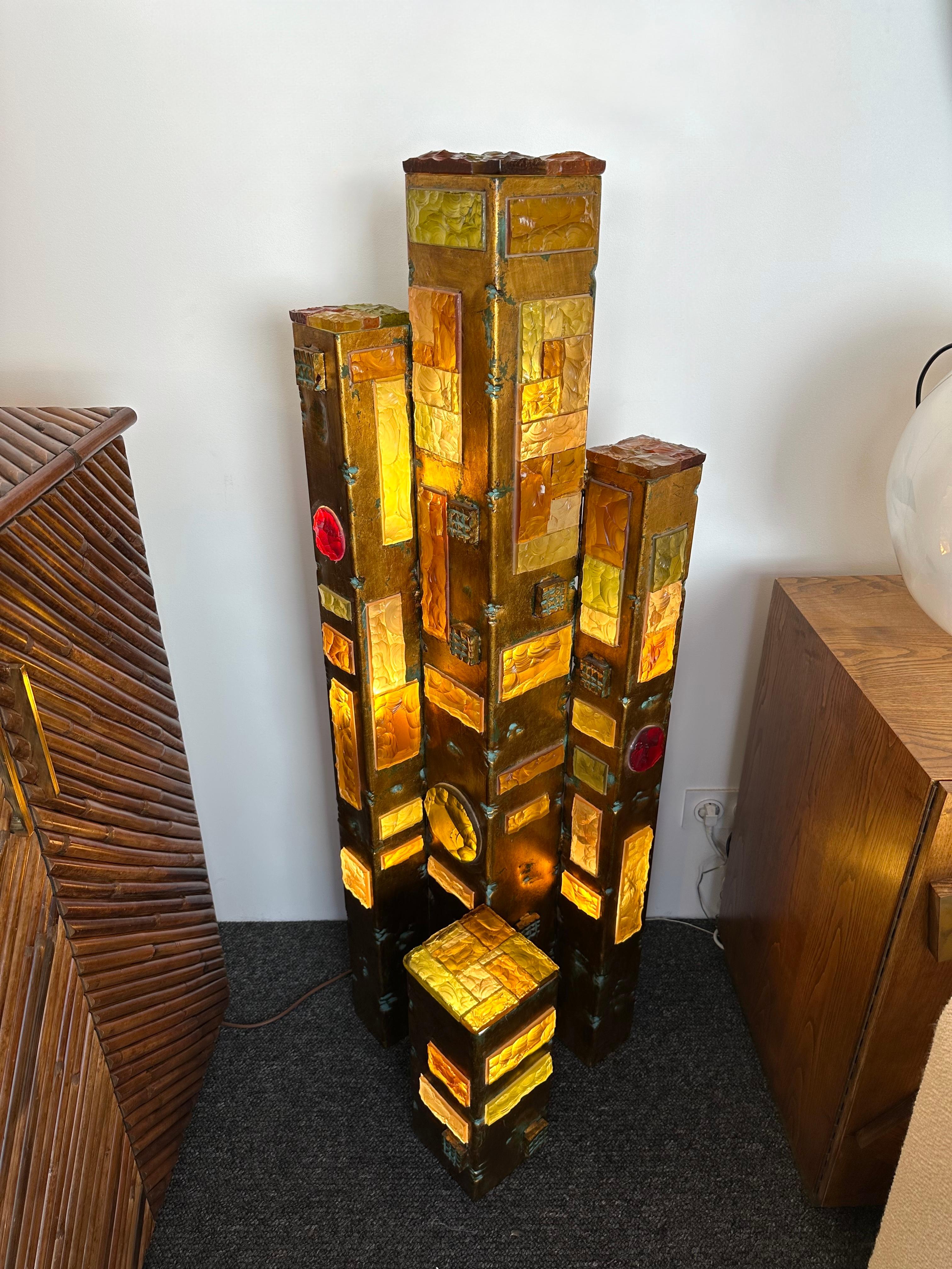 Chef d'œuvre exceptionnel, très rare Grand lampadaire Mid-Century Modern modèle New York en verre martelé et fer forgé, patine dorée, par la manufacture artisanale de design italien Longobard à Vérone dans un style Brutaliste, le concurrent de