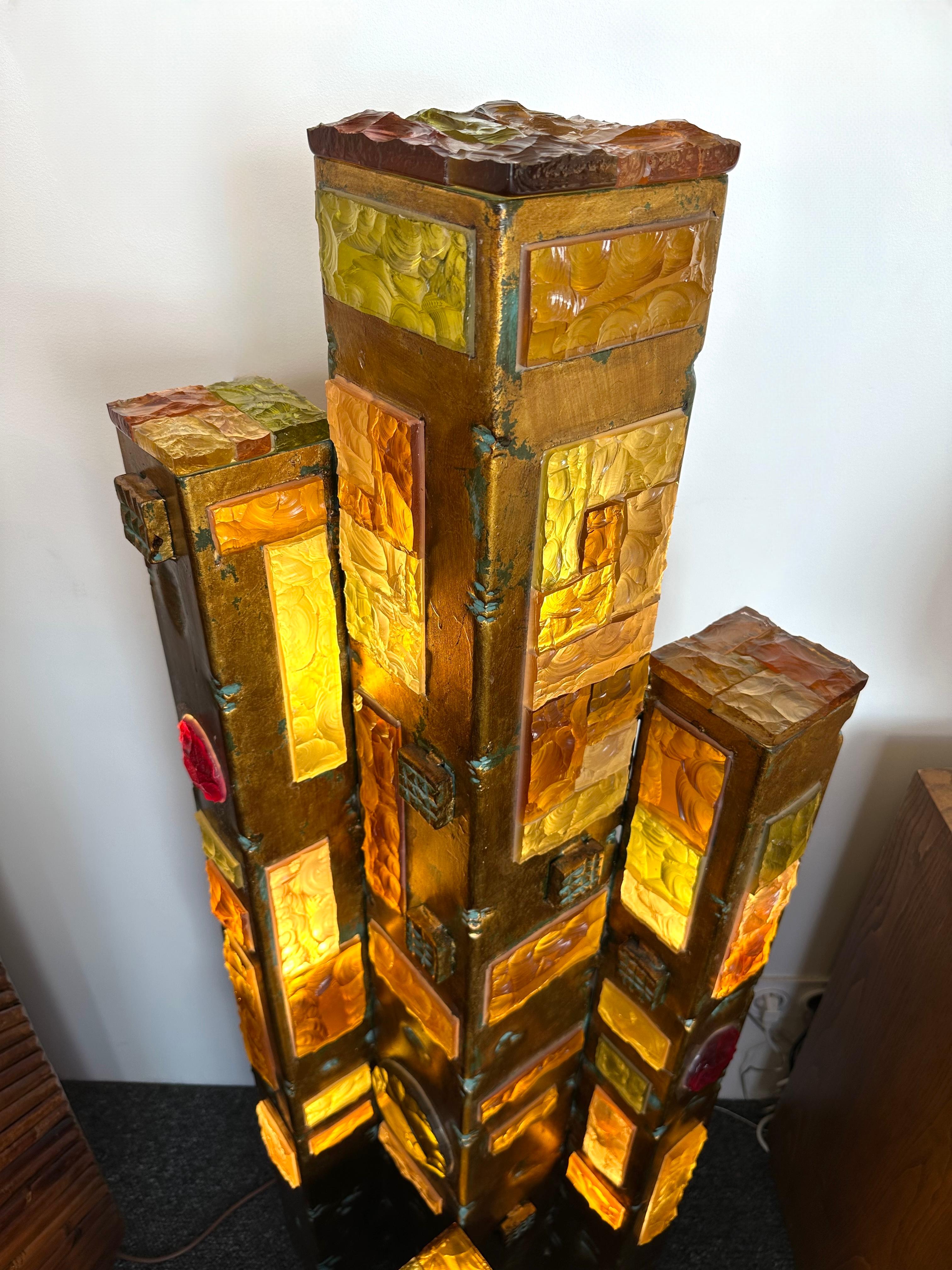italien Grand lampadaire en verre martelé et fer forgé doré de Longobard, Italie, années 1970 en vente