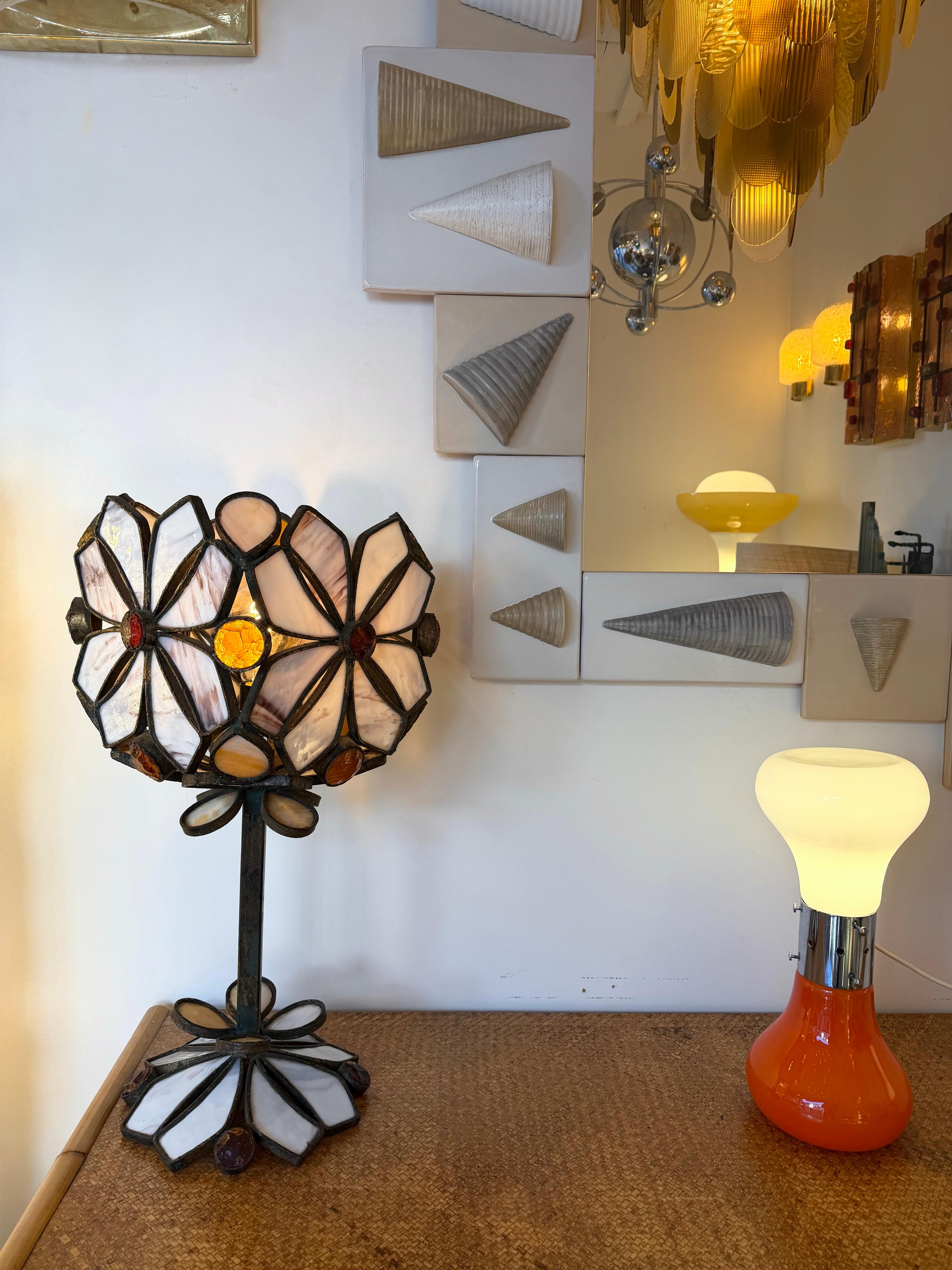 Gran lámpara de mesa o mesilla de noche de estilo Moderno de mediados de siglo, de vidrio martillado y hierro forjado, con pátina de cobre dorado, obra de la manufactura italiana de diseño Longobard, de estilo Brutalista, concurrente de Biancardi