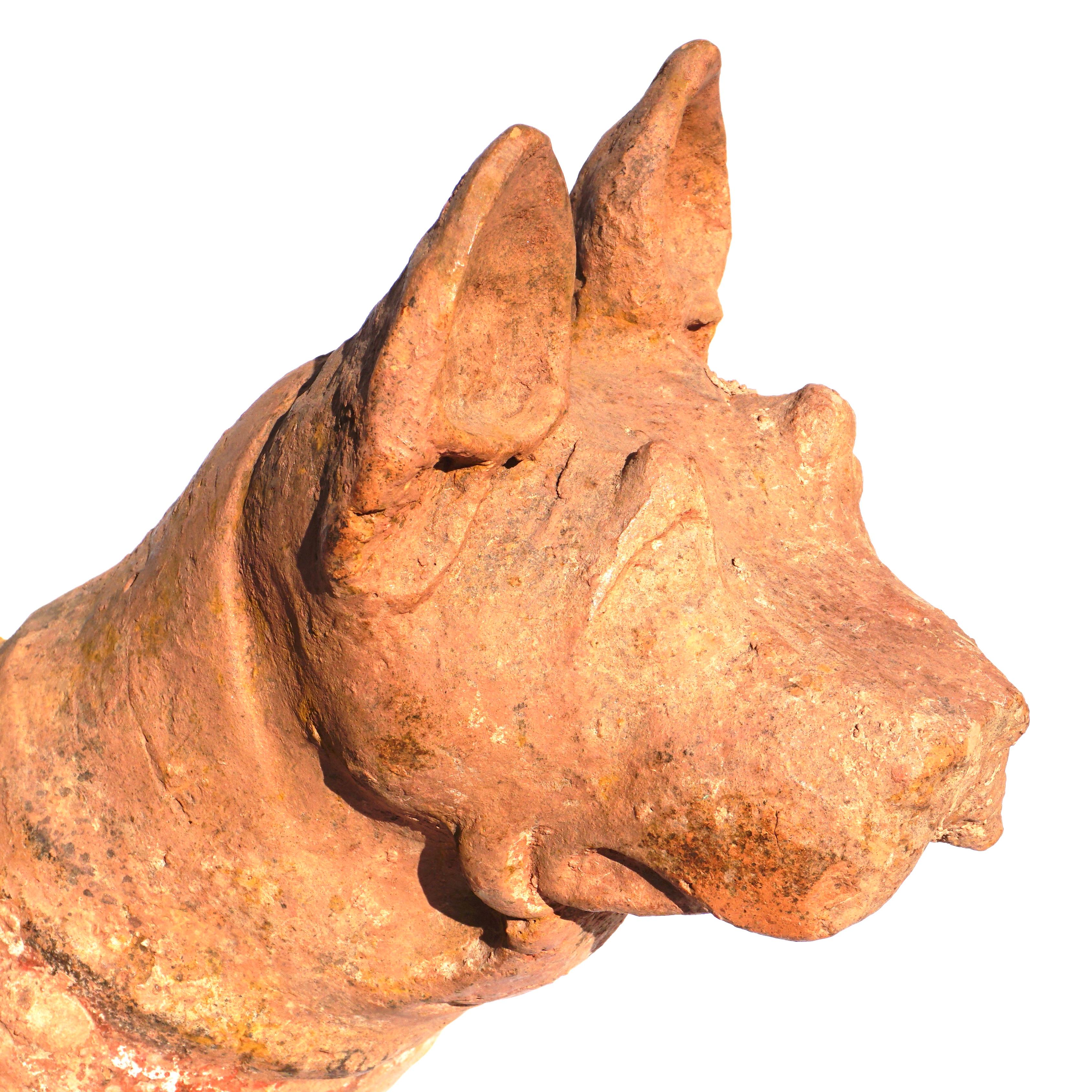 Fait main Grande sculpture en poterie de la Dynasty Han représentant un chien en vente