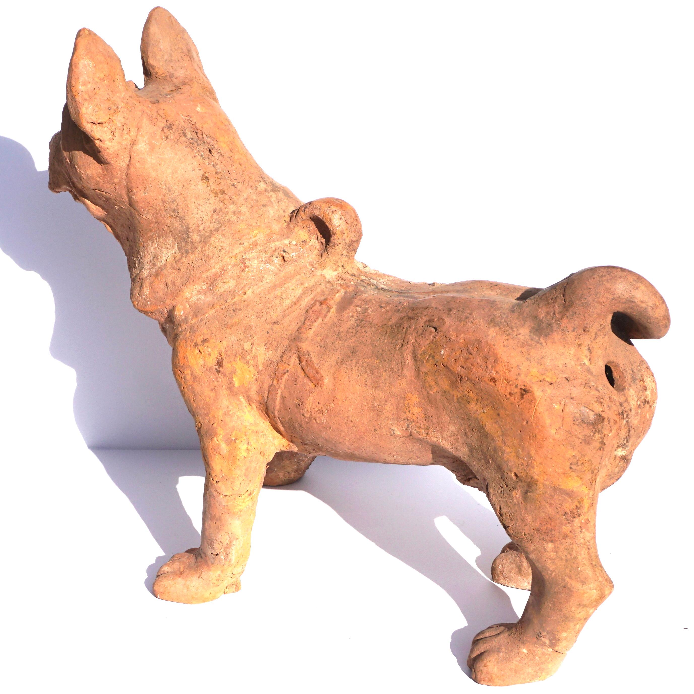 Terre cuite Grande sculpture en poterie de la Dynasty Han représentant un chien en vente