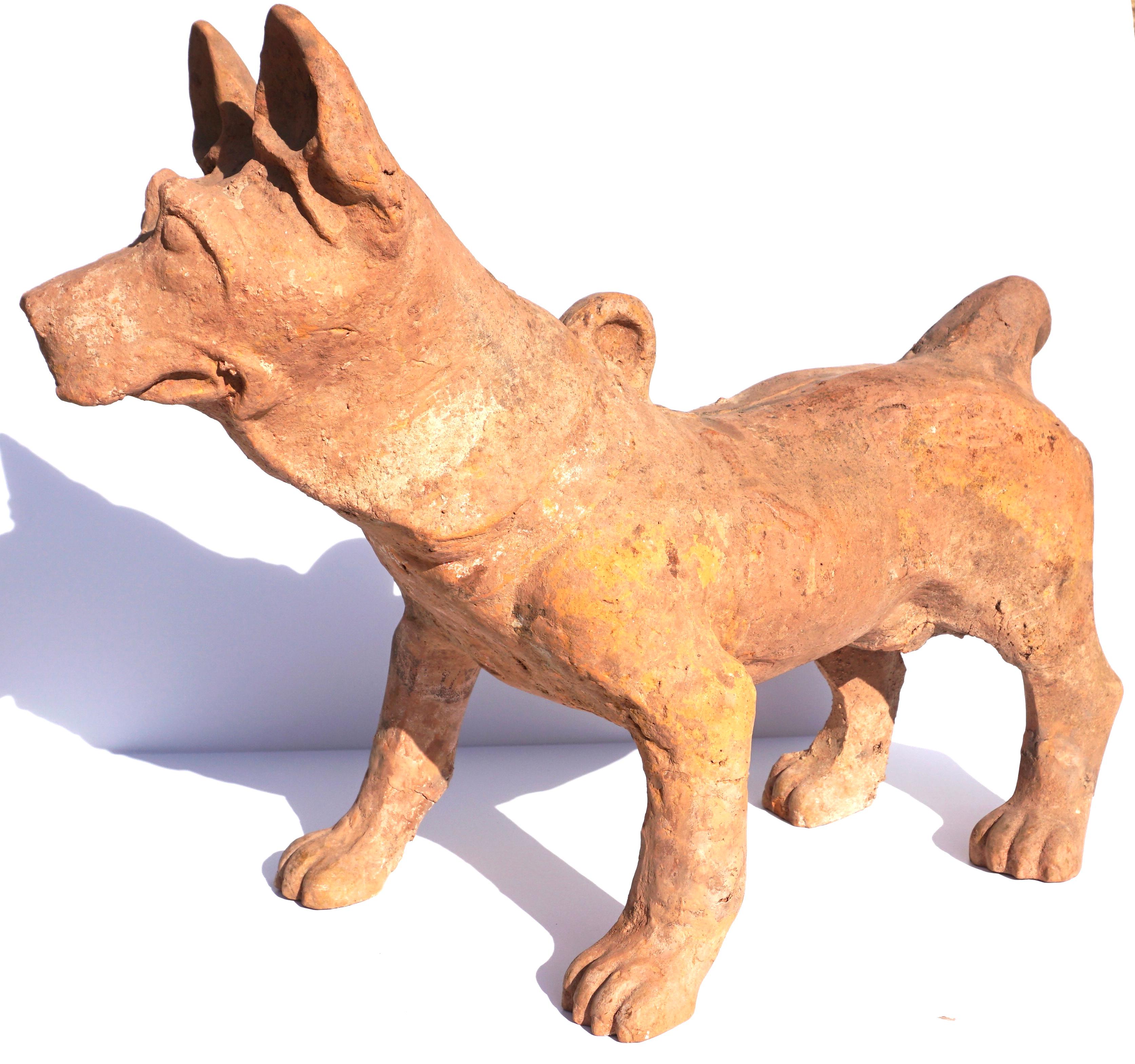 Grande sculpture en poterie de la Dynasty Han représentant un chien en vente 1