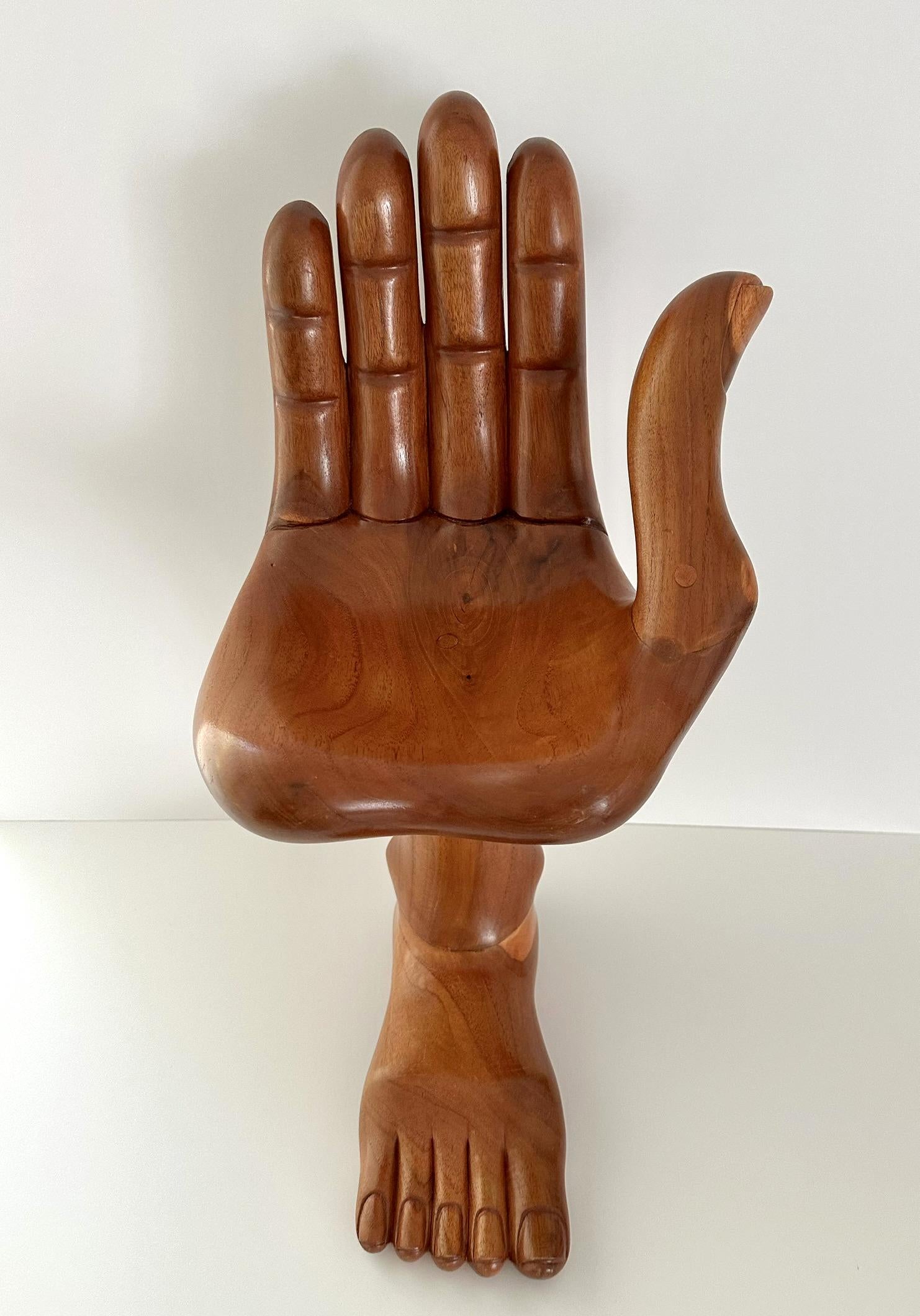Un'iconica scultura a forma di piede del celebre artista surrealista messicano-americano Pedro Friedeberg (1936-), degli anni '60 circa. Il modello in legno è una rara riproduzione di grandi dimensioni che mostra una mano sostenuta da un piede.