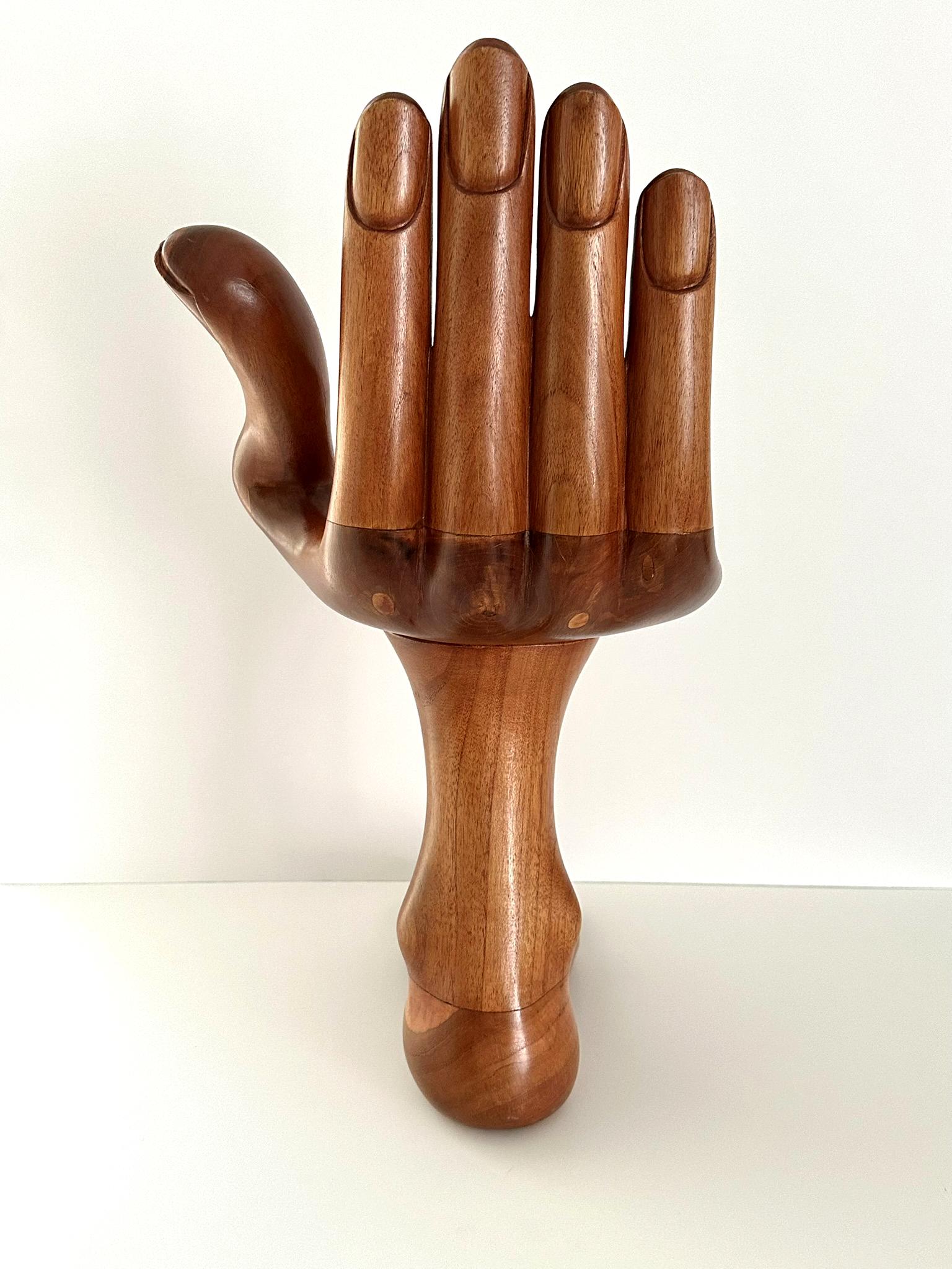 Messicano Grande scultura di mani e piedi di Pedro Friedeberg in vendita