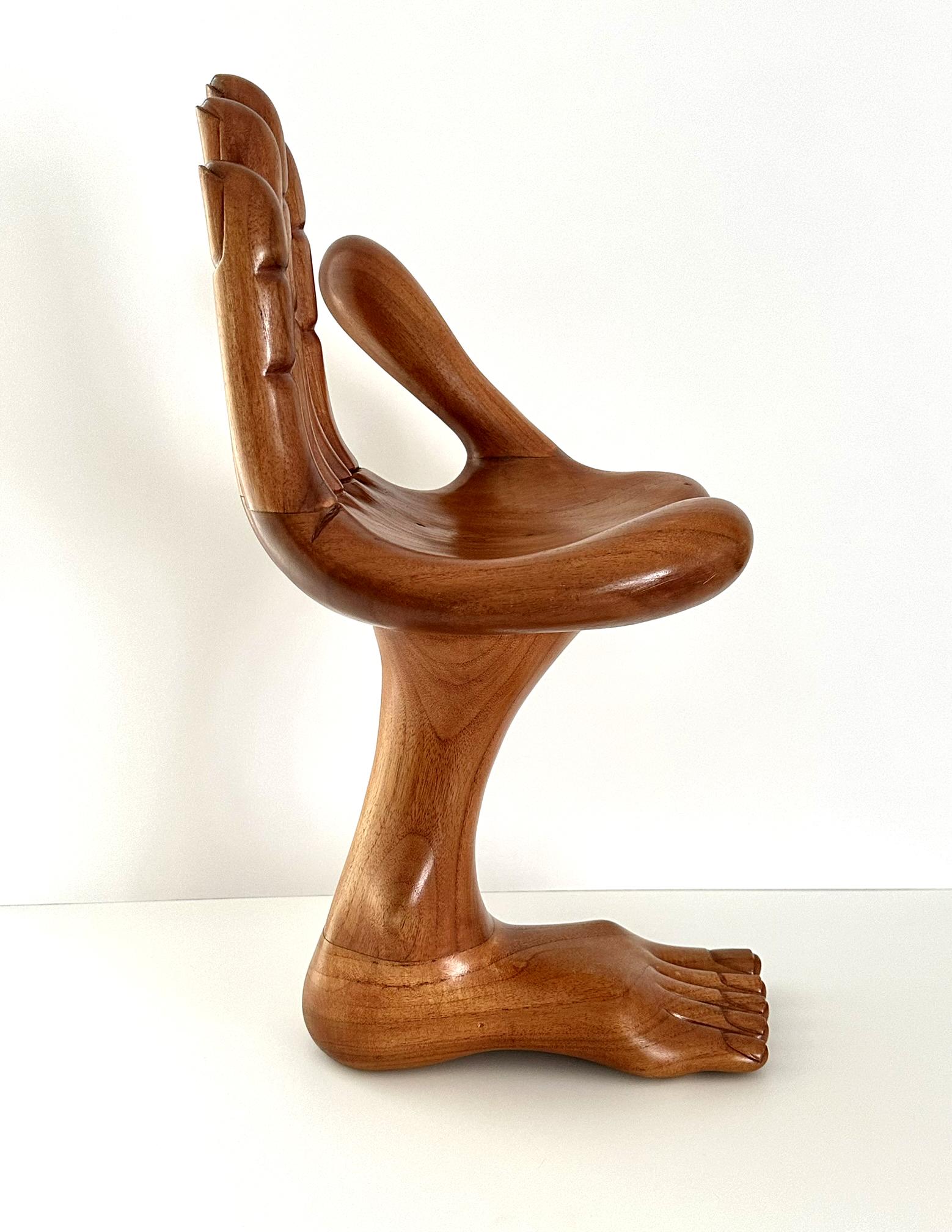 Legno Grande scultura di mani e piedi di Pedro Friedeberg in vendita
