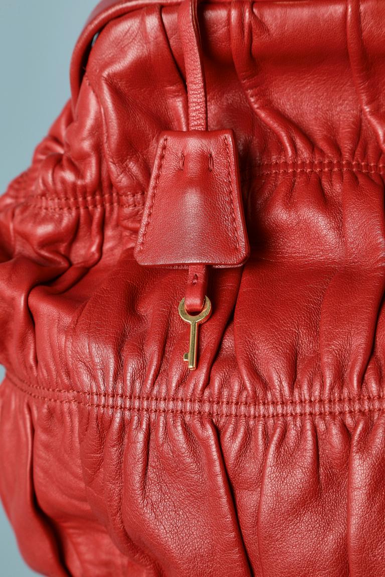 Rouge Grand sac à main Prada en cuir rouge froncé et détails en métal doré  en vente