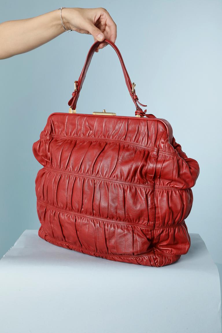 Grand sac à main Prada en cuir rouge froncé et détails en métal doré  Excellent état - En vente à Saint-Ouen-Sur-Seine, FR