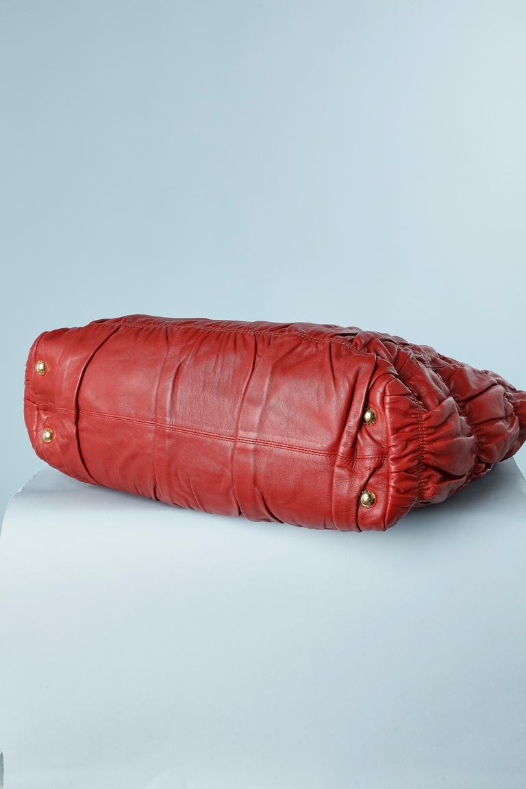 Grand sac à main Prada en cuir rouge froncé et détails en métal doré  Unisexe en vente