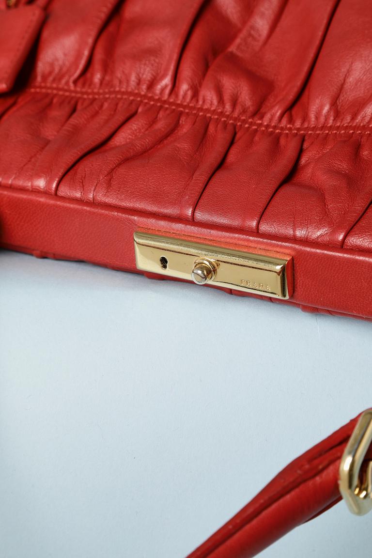 Grand sac à main Prada en cuir rouge froncé et détails en métal doré  en vente 1