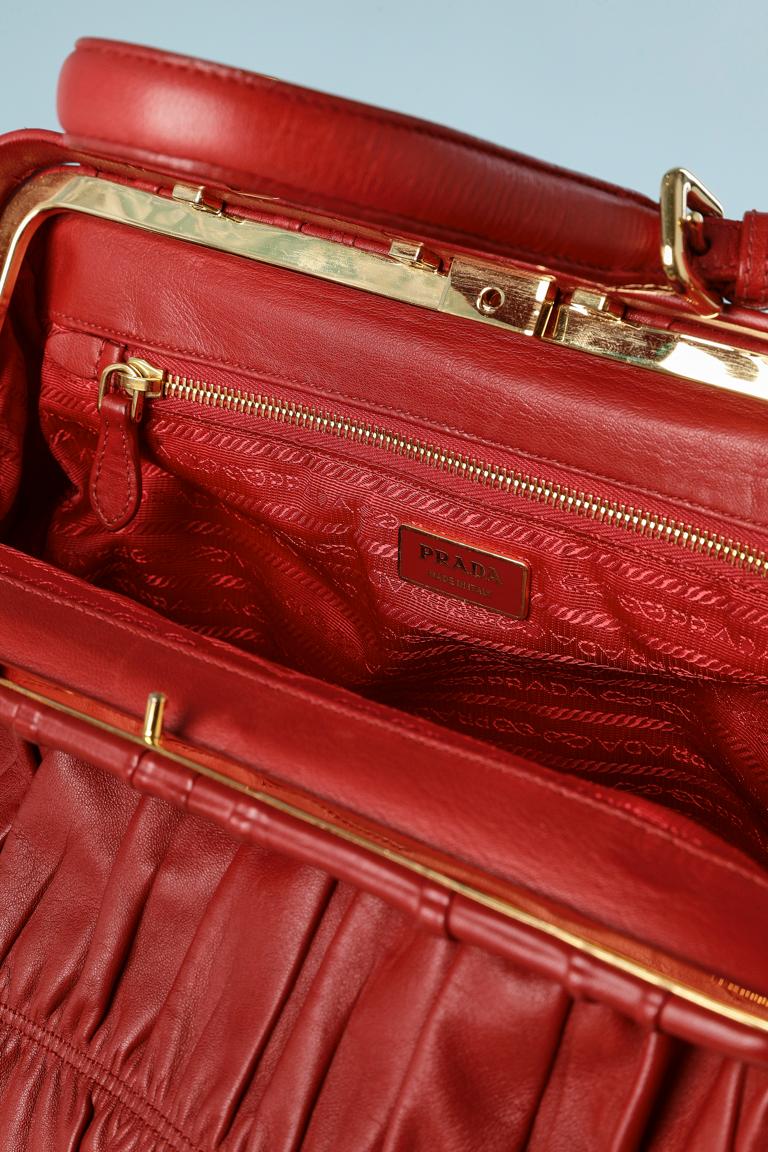 Grand sac à main Prada en cuir rouge froncé et détails en métal doré  en vente 2