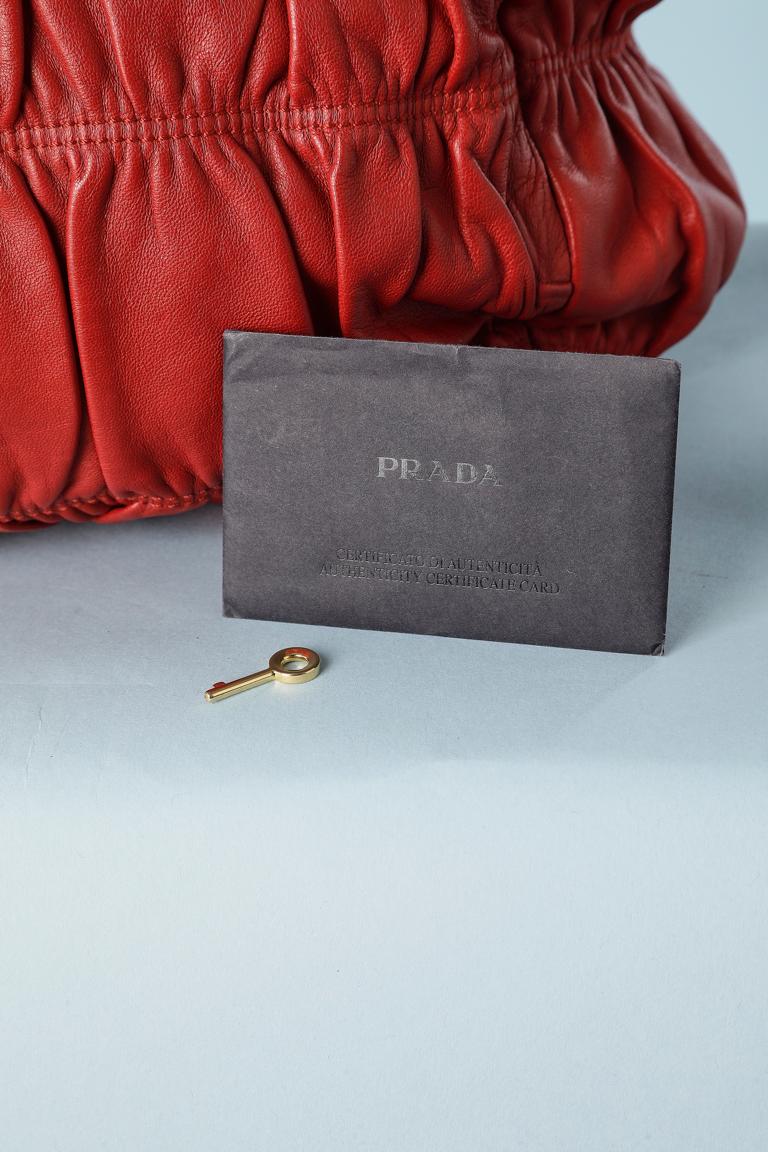 Große Handtasche aus rotem Leder mit gerafften Metalldetails von Prada  im Angebot 3