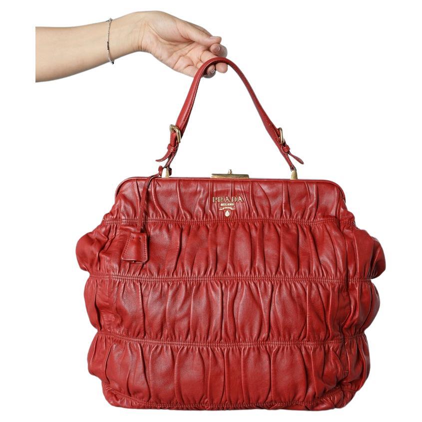 Grand sac à main Prada en cuir rouge froncé et détails en métal doré  en vente