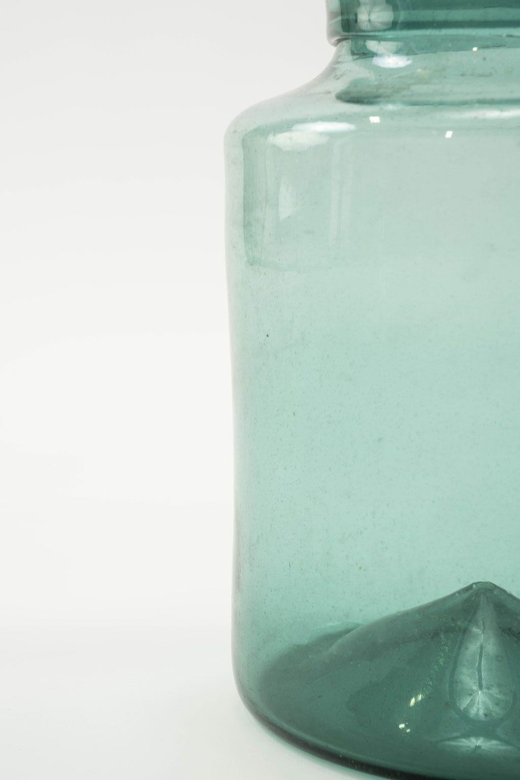 Grande jarre en verre antique soufflée à la main avec une teinte vert bleuté. Trois sont disponibles en différentes tailles et formes (voir les trois dernières images). Chaque pièce est vendue individuellement au prix de 795 $.