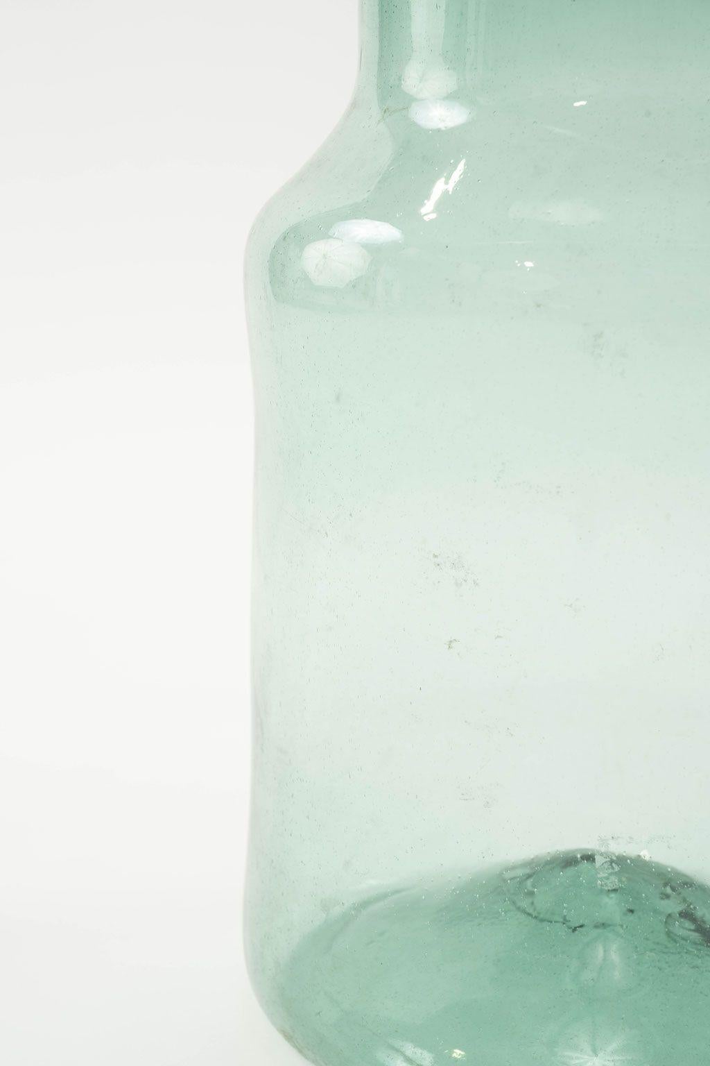 Großes mundgeblasenes antikes Glasgefäß mit bläulich-grüner Tönung. Drei davon sind in verschiedenen Größen und Formen erhältlich (siehe die letzten drei Bilder). Sie werden einzeln verkauft und kosten jeweils 795 $.