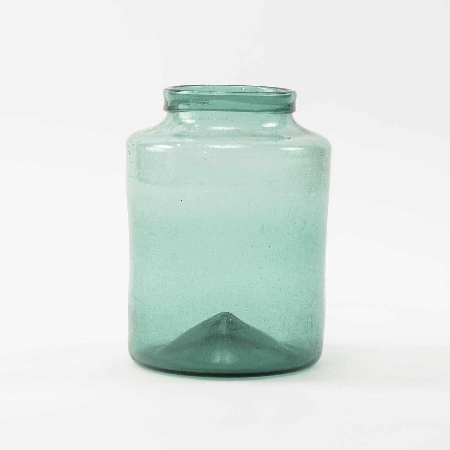 Artisanat Grand pot en verre antique soufflé à la main en vente