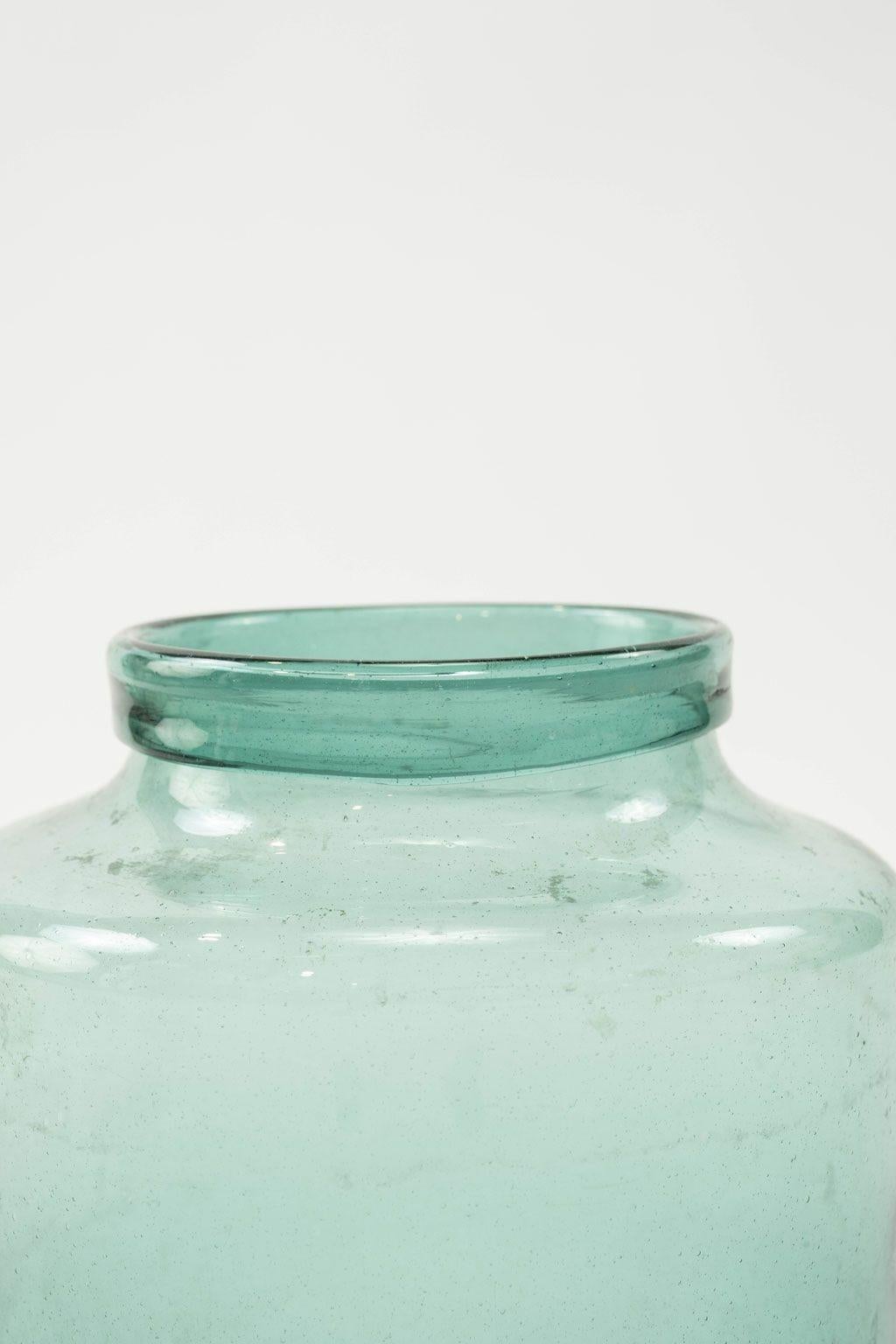 Français Grand pot en verre antique soufflé à la main en vente