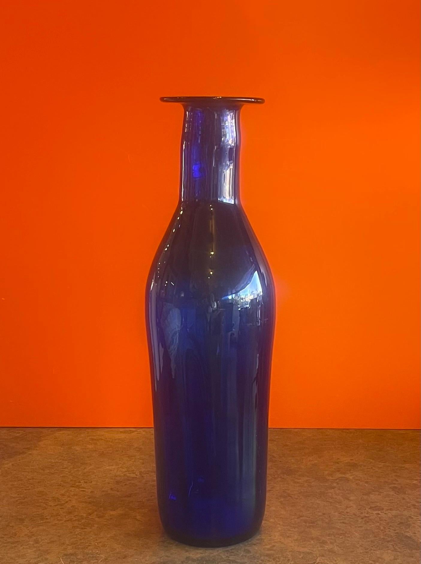 Mid-Century Modern Grand vase en verre d'art bleu cobalt soufflé à la main de Blenko Glass en vente