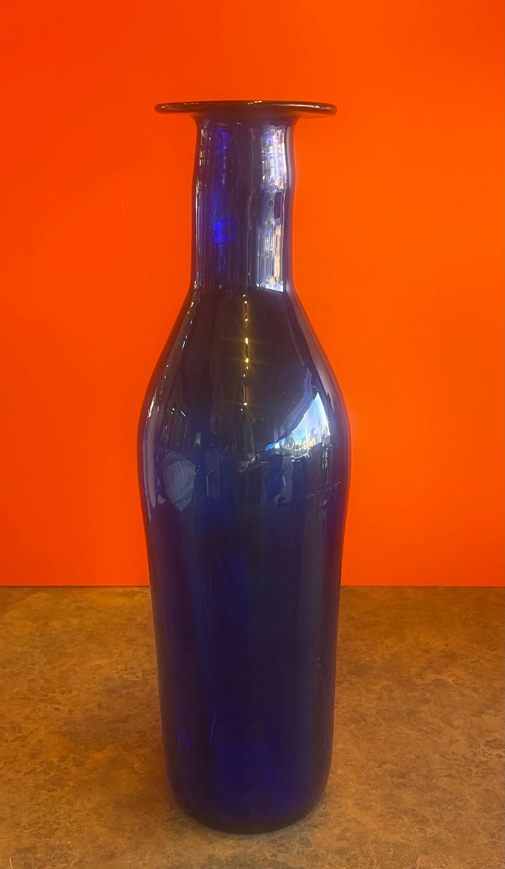 Américain Grand vase en verre d'art bleu cobalt soufflé à la main de Blenko Glass en vente