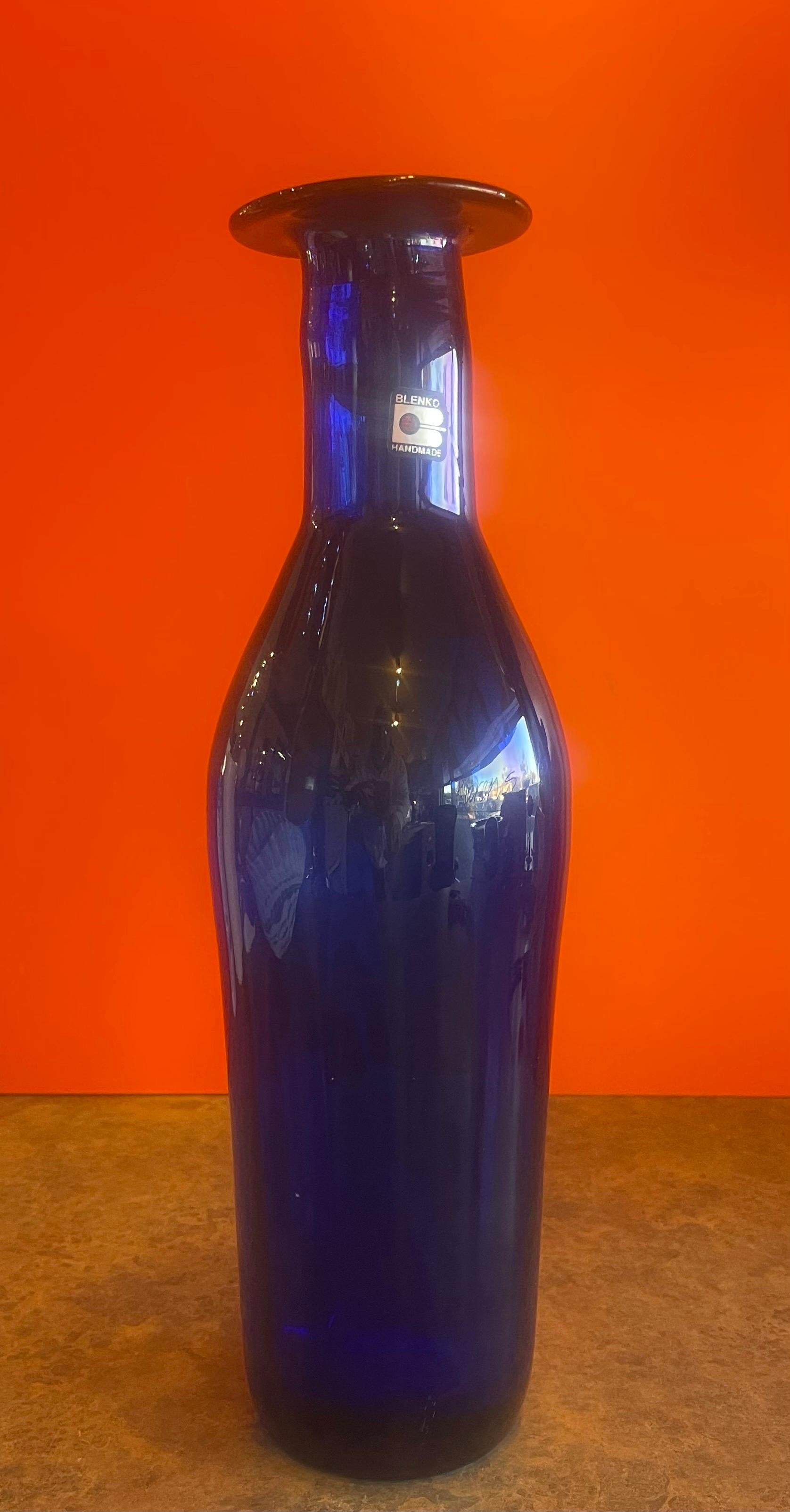 Große mundgeblasene kobaltblaue Kunstglasvase von Blenko Glass im Zustand „Gut“ im Angebot in San Diego, CA