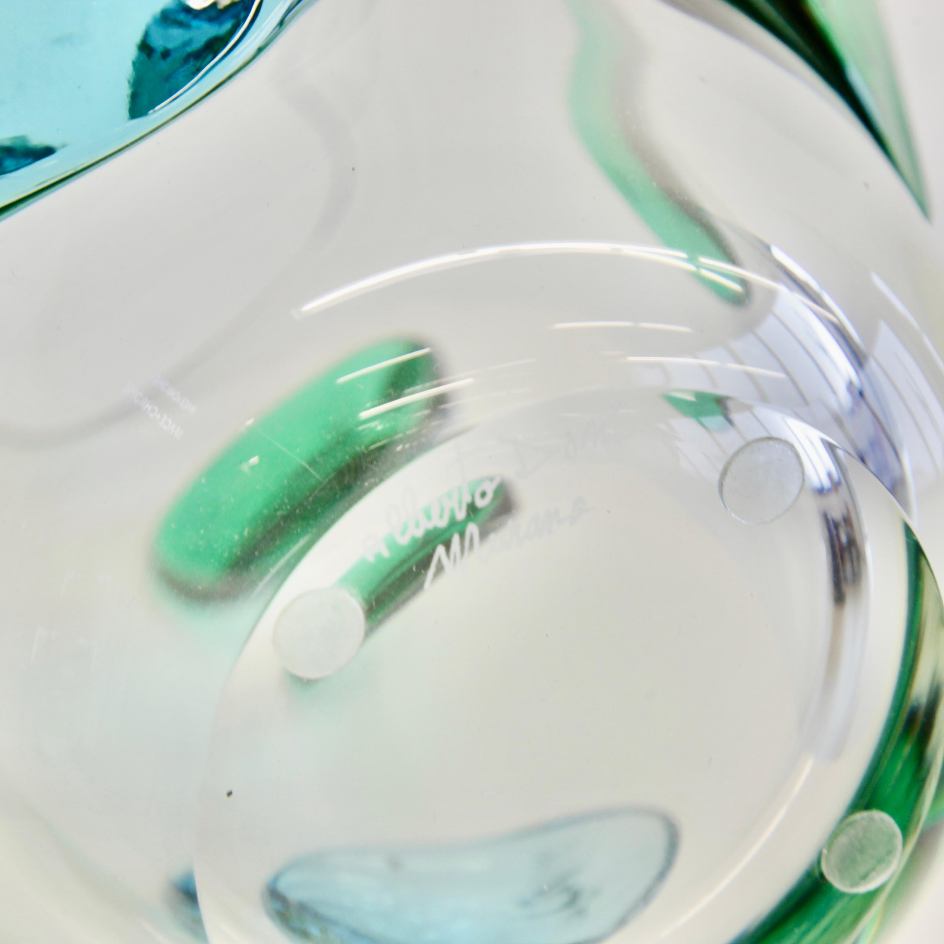Grand vase en verre soufflé à la bouche, Italie, Murano.

Vase en verre de Murano soufflé à la main avec des ornements en verre vert et bleu-vert, gravé avec la signature sur la base. Pièce décorative, fabriquée sur l'île de Murano. Signé.

Soufflé