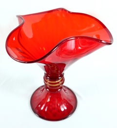 Grande vaso o tazza in vetro di Murano rosso soffiato a mano e infuso d'oro di Gabbiani Venezia