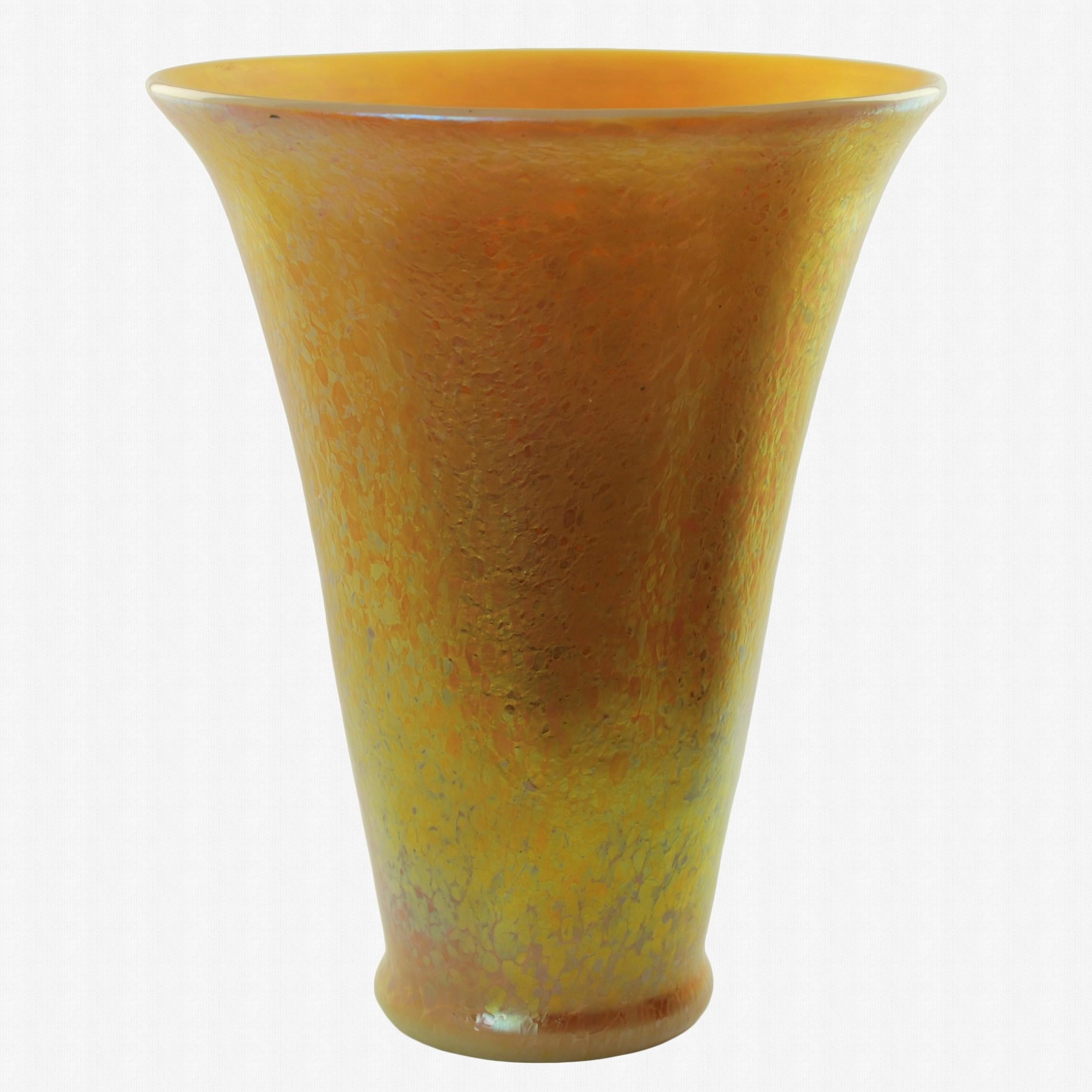 American Large Hand Blown Lundberg Studios Gold Iridescent Doré Art Glass Vase For Sale