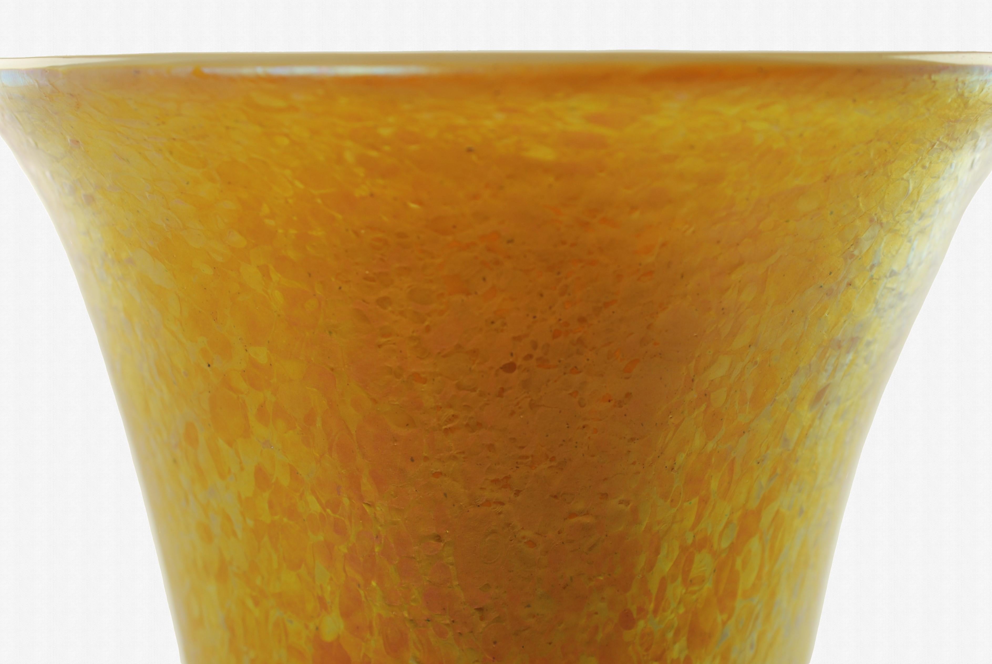 20th Century Large Hand Blown Lundberg Studios Gold Iridescent Doré Art Glass Vase For Sale
