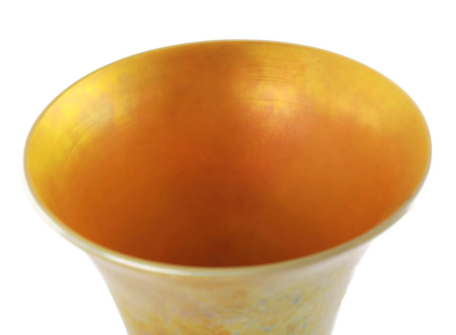 Large Hand Blown Lundberg Studios Gold Iridescent Doré Art Glass Vase In Good Condition For Sale In Cincinnati, OH