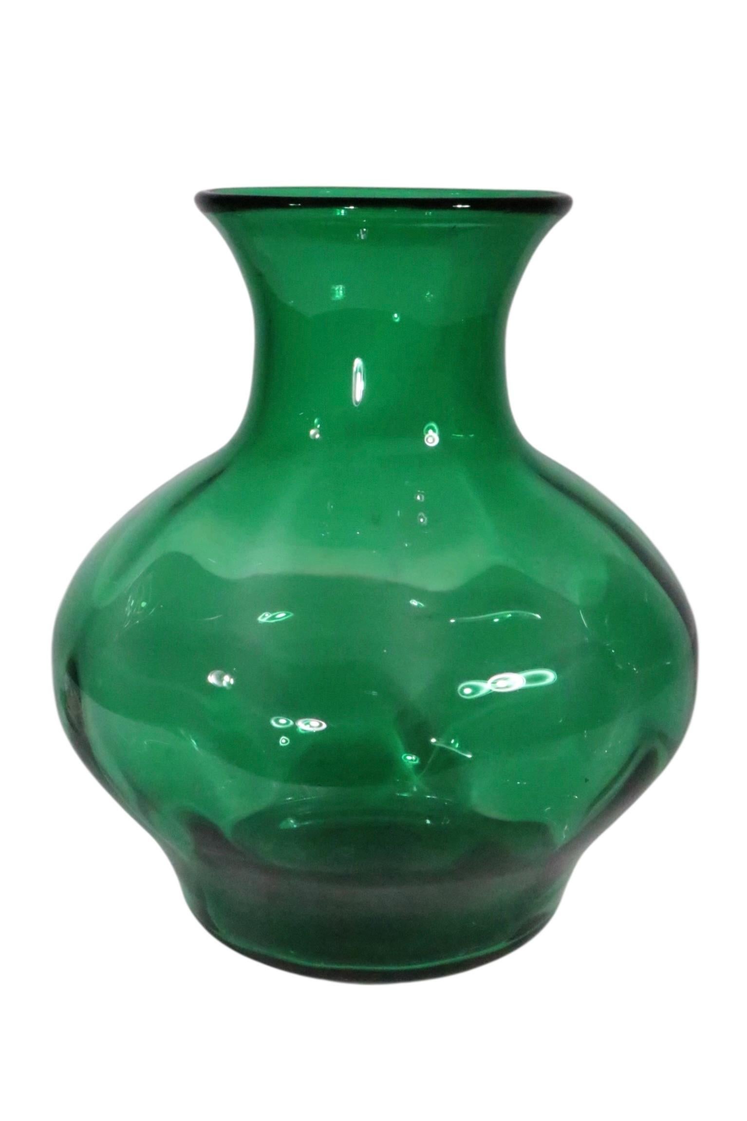 Gran jarrón de vidrio artístico soplado a mano de mediados de siglo att. a Blenko Moderno de mediados de siglo en venta