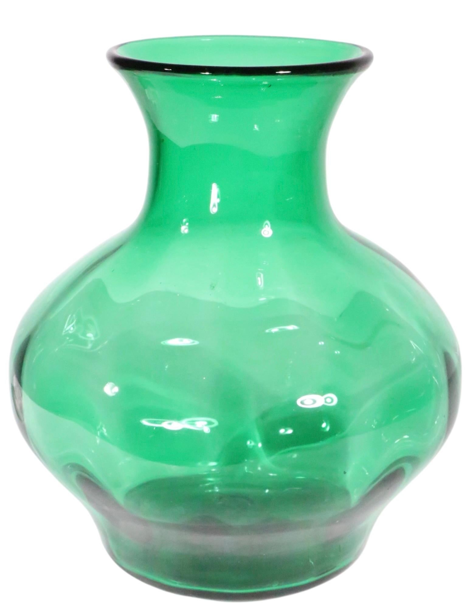 Gran jarrón de vidrio artístico soplado a mano de mediados de siglo att. a Blenko Estadounidense en venta