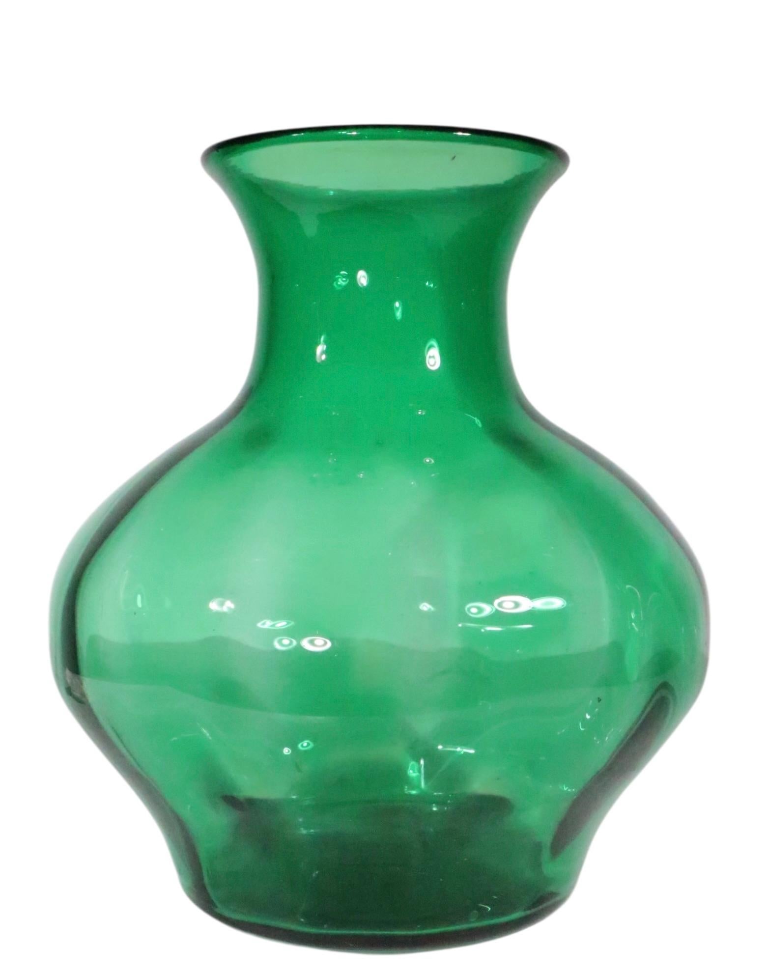 Gran jarrón de vidrio artístico soplado a mano de mediados de siglo att. a Blenko en Bueno estado para la venta en New York, NY