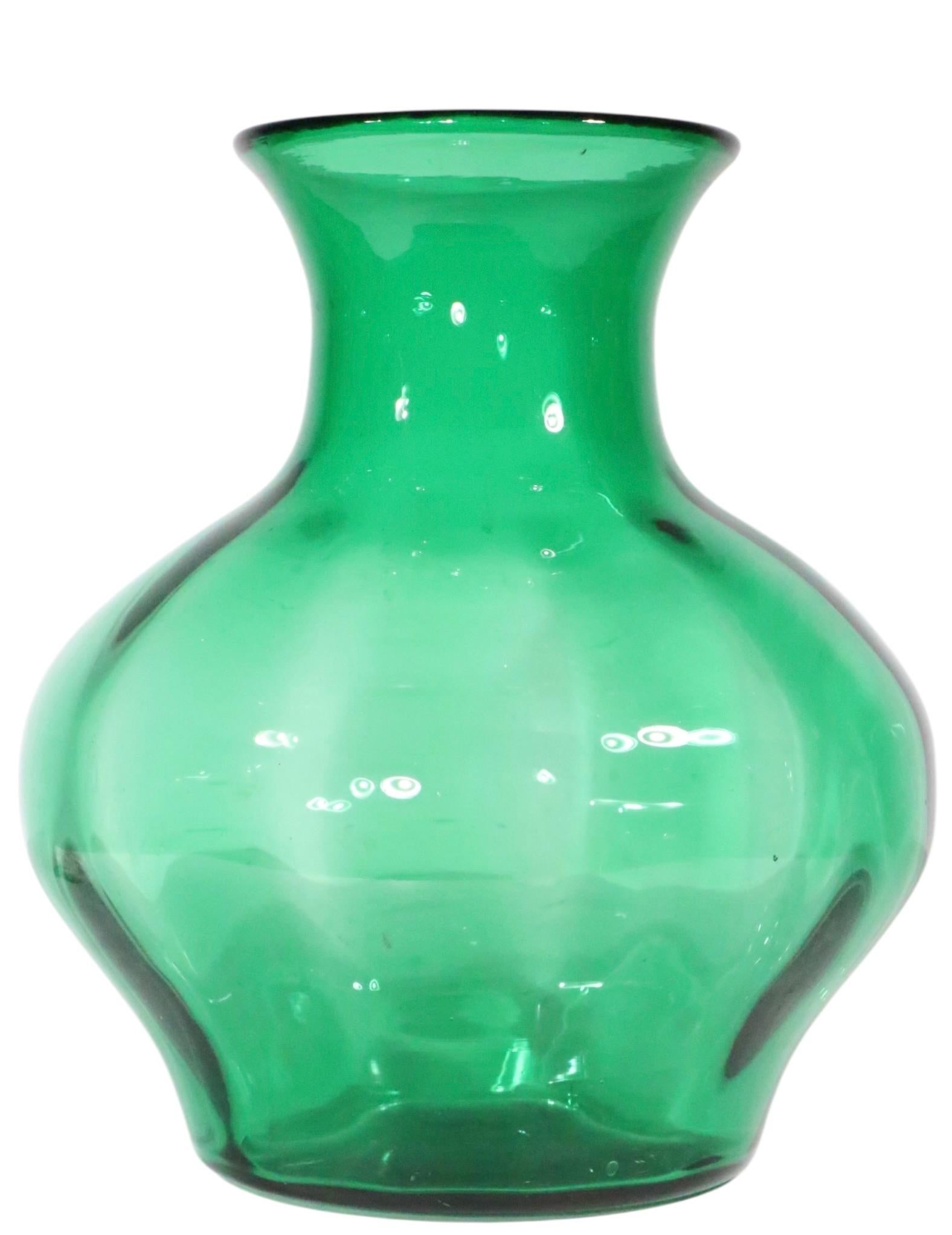 Gran jarrón de vidrio artístico soplado a mano de mediados de siglo att. a Blenko siglo XX en venta