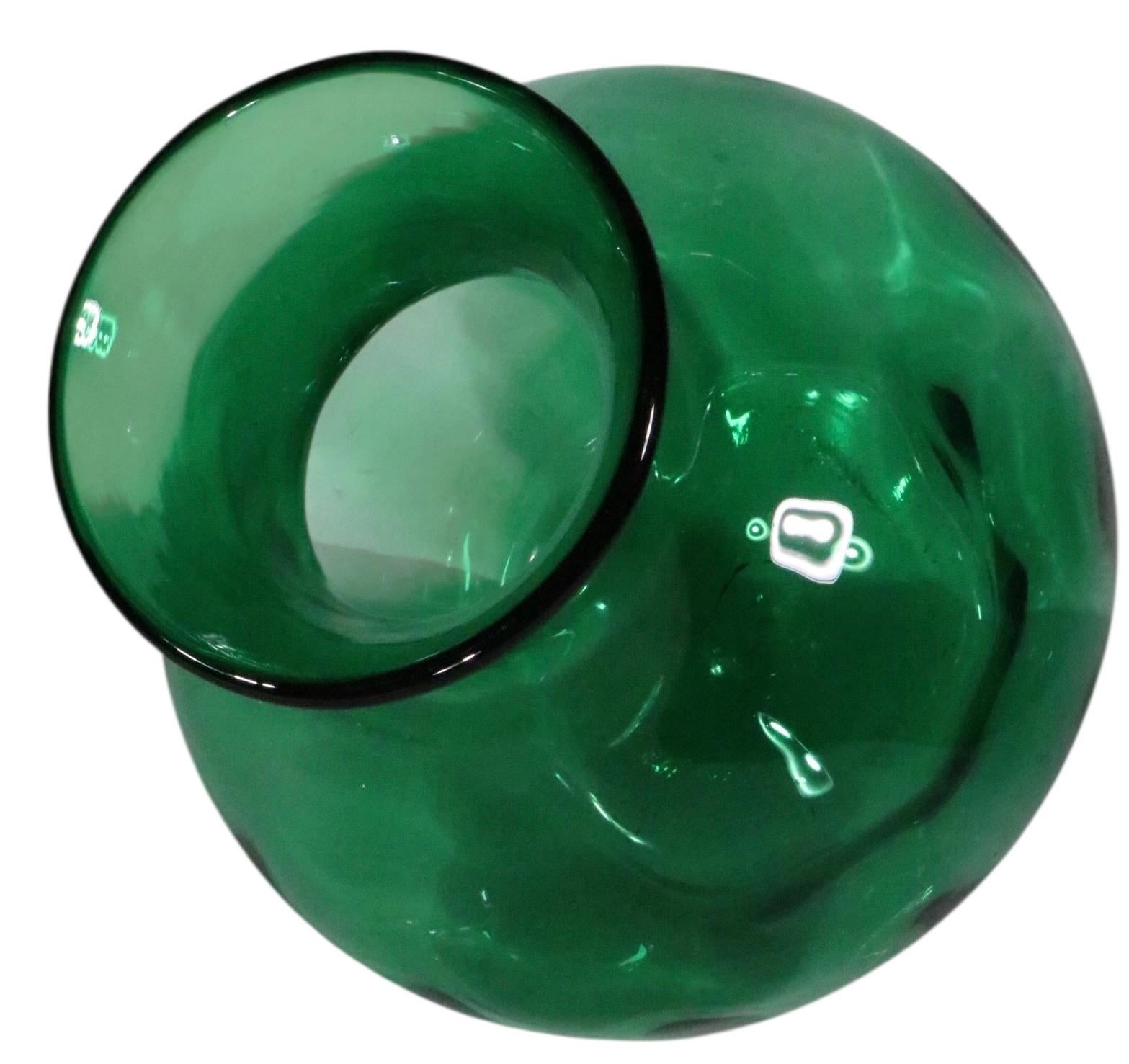 Gran jarrón de vidrio artístico soplado a mano de mediados de siglo att. a Blenko Vidrio en venta