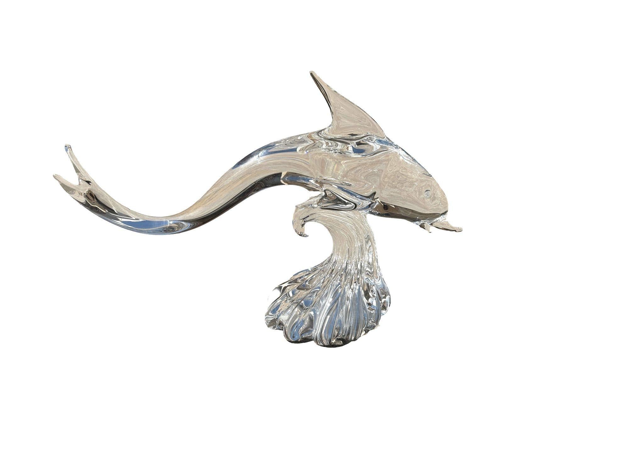 Grande scultura di delfino in vetro artistico soffiato a mano di Murano di Archimede Seguso con un delfino stilizzato che cavalca un'onda spumeggiante. Una delle alette si era scheggiata, ma è stata levigata e non si nota.

Archimede Seguso (nato