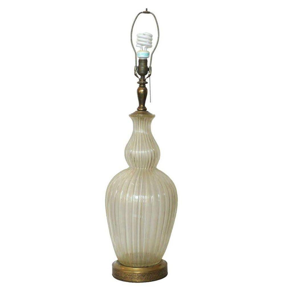 Grande lampe de table élégante en verre de Murano soufflé à la main et semi-transparent, dans le style de Barovier e Toso. Grande pièce centrale ronde soufflée à la main, fixée à une base décorative en laiton avec des accents en laiton. 

32