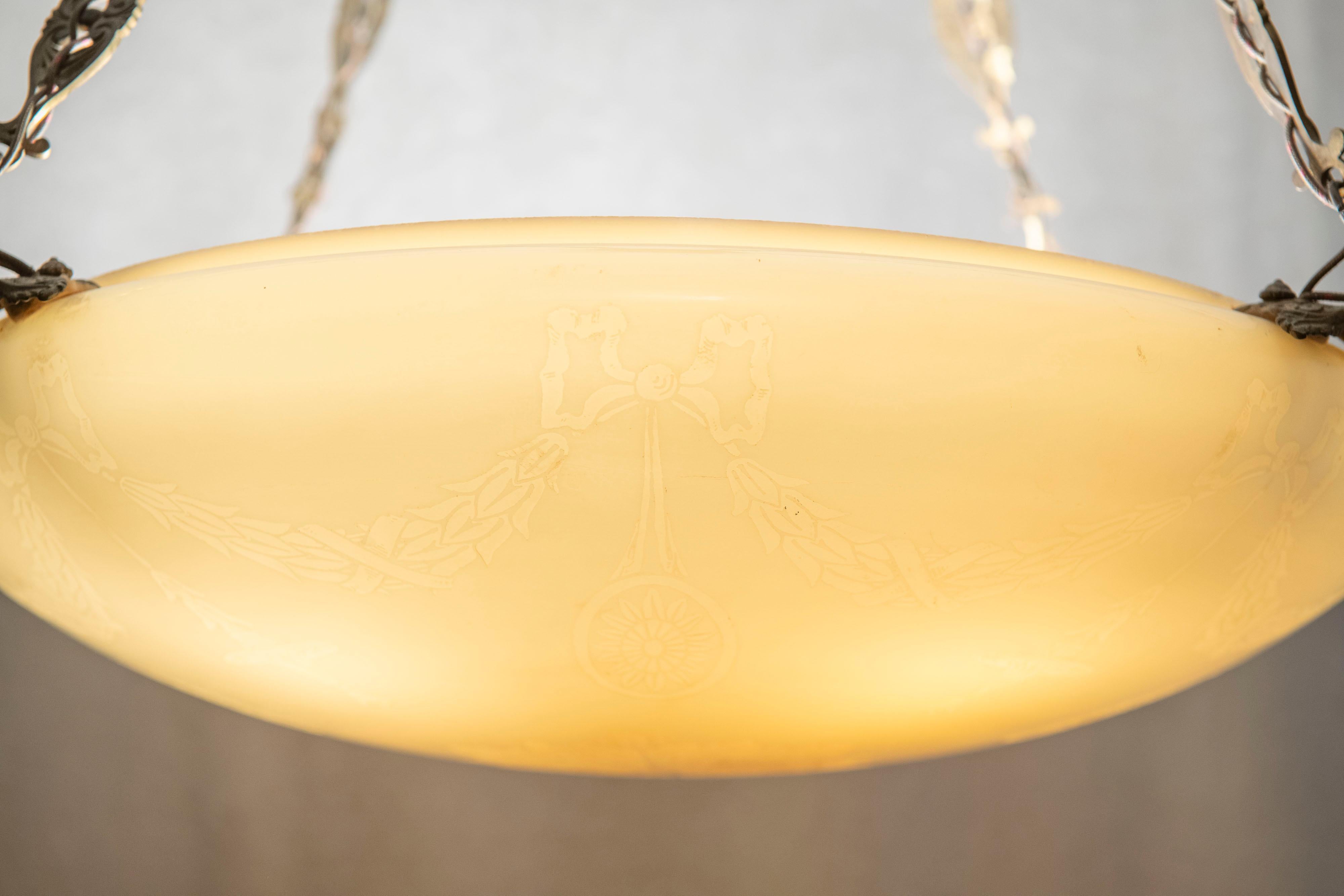  Questa grande e bella mostra alcuni dei pregiati vetri prodotti dalla Steuben Glass Co. Se non conosci il loro vetro di calcite, ecco la descrizione più semplice. Quando è illuminato è di un caldo e morbido colore giallo crema, mentre quando è
